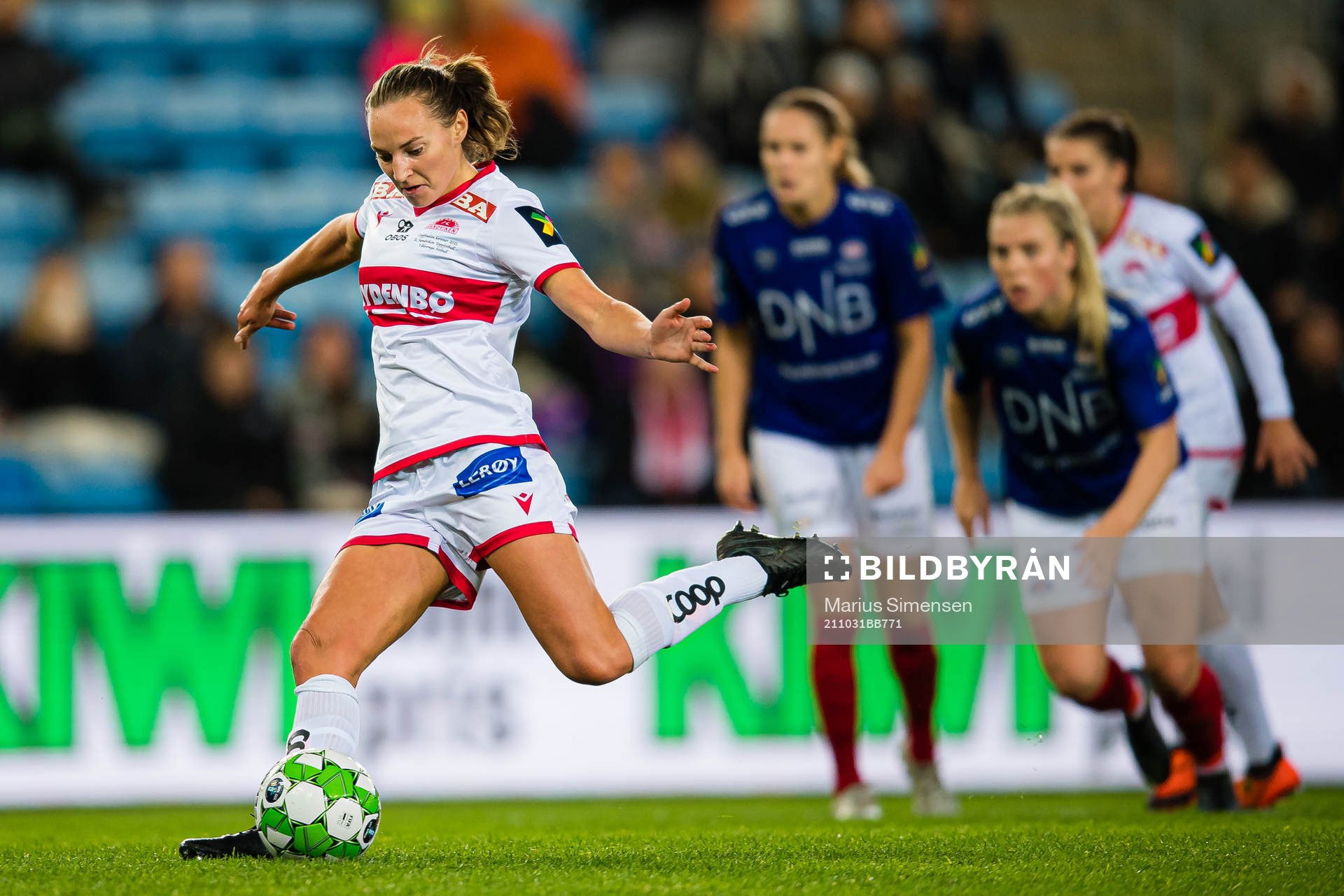 Marit Bratberg Lund of Sandviken misses a chance to score