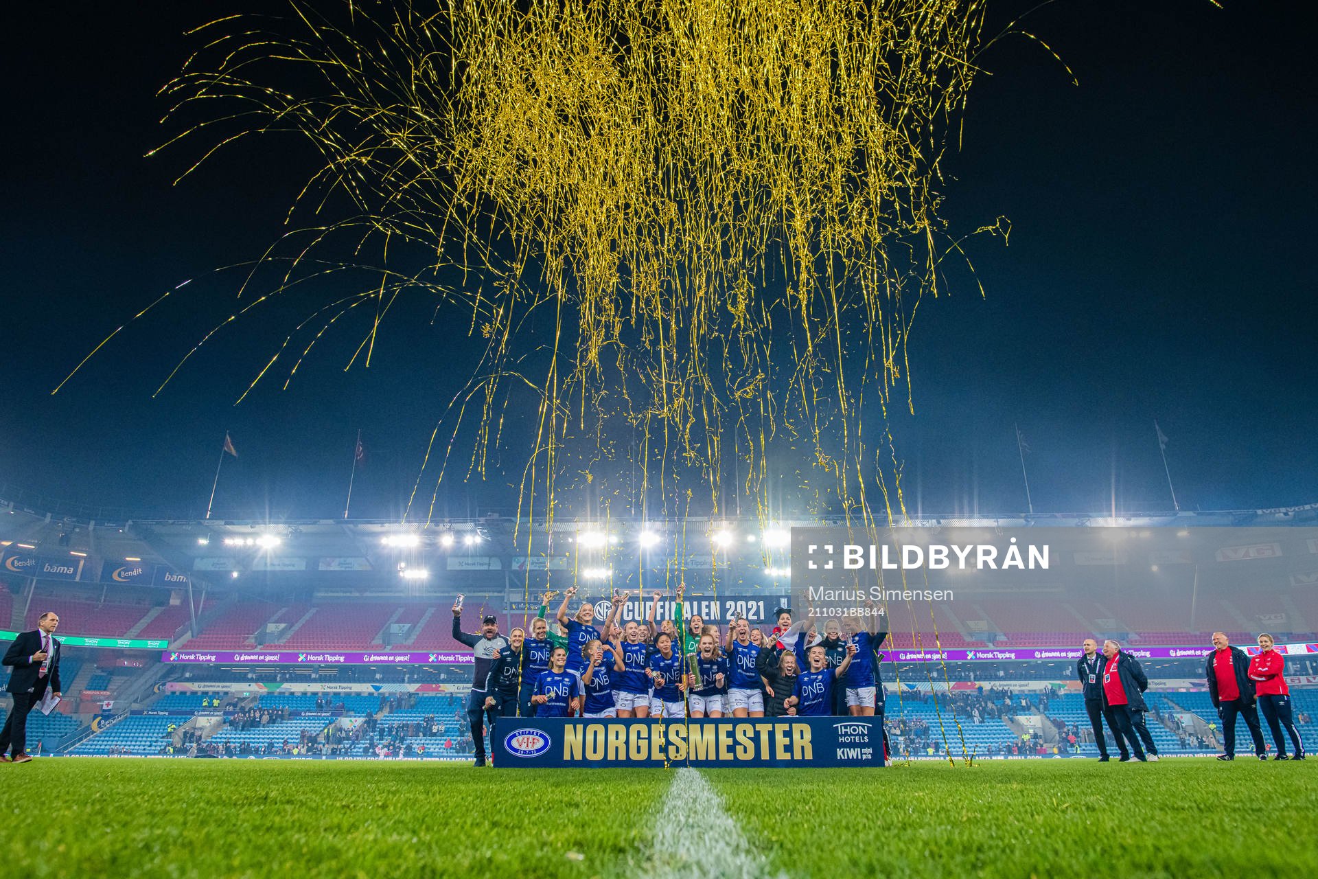 Players of Vålerenga celebrates with the tryphy