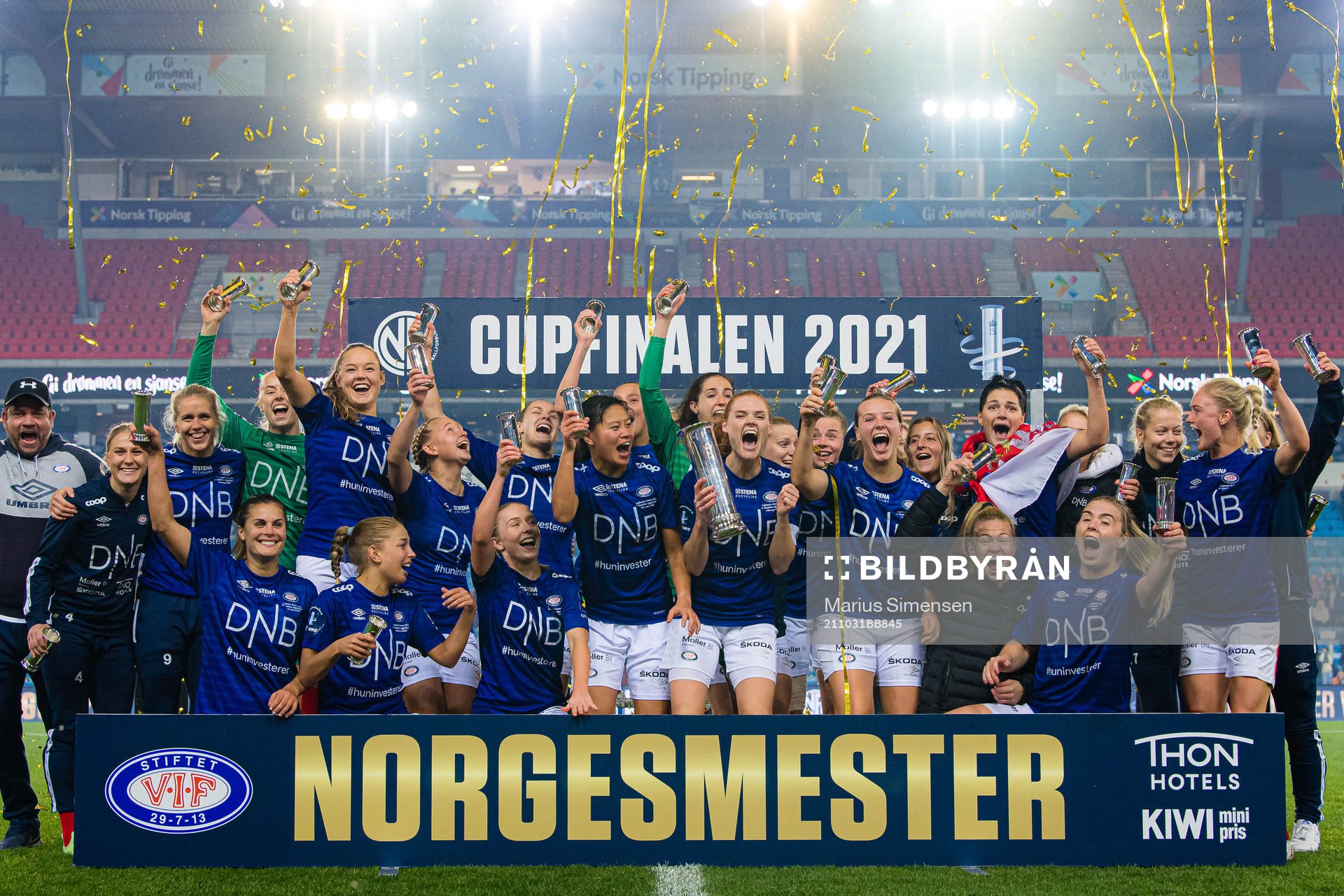 Players of Vålerenga celebrates with the tryphy
