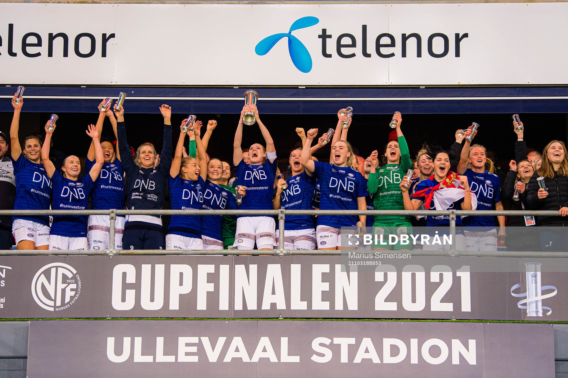 Players of Vålerenga celebrates with the tryphy