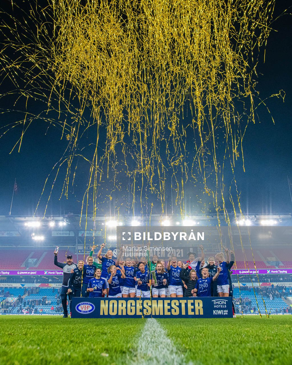 Players of Vålerenga celebrates with the tryphy