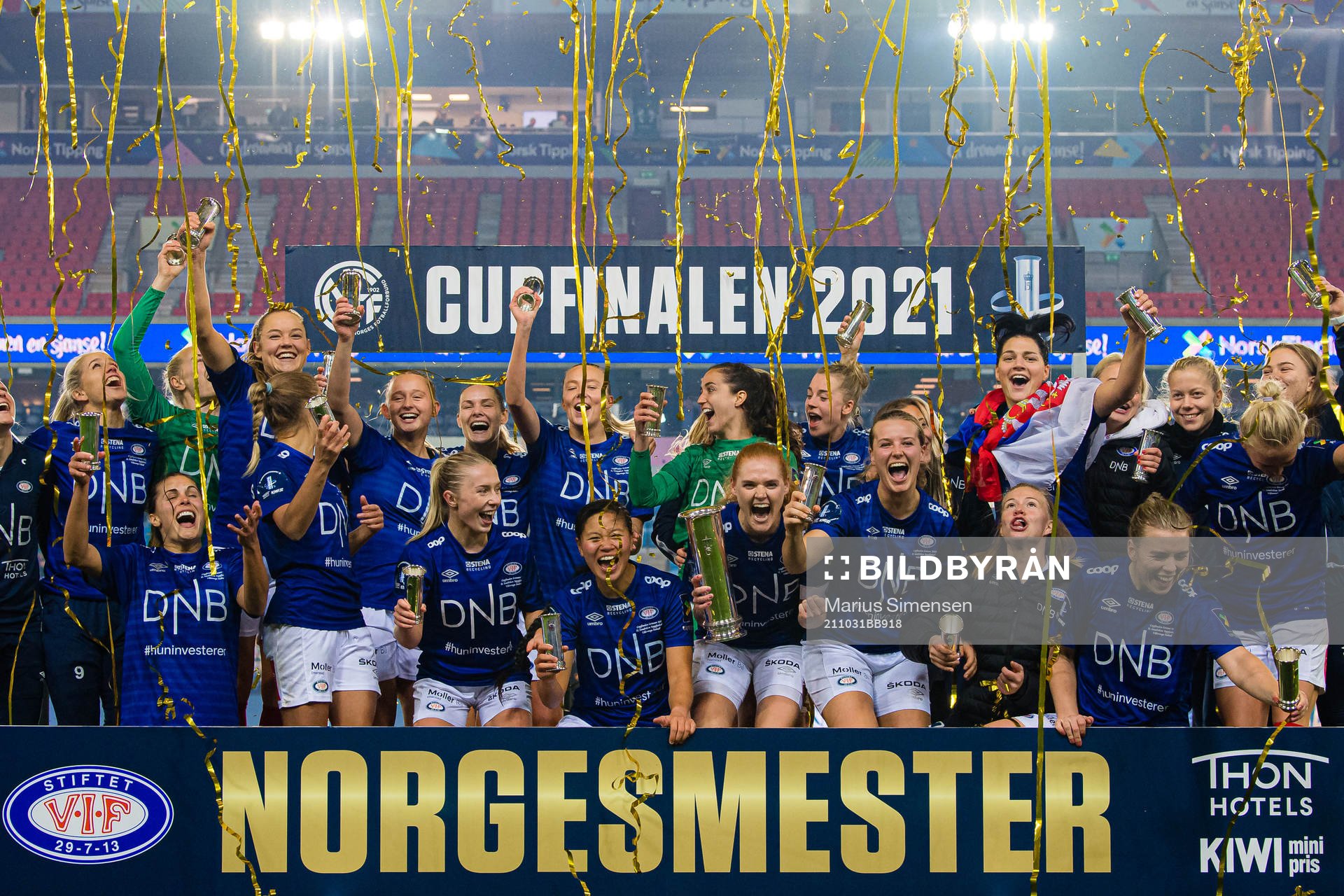 Players of Vålerenga celebrates with the tryphy