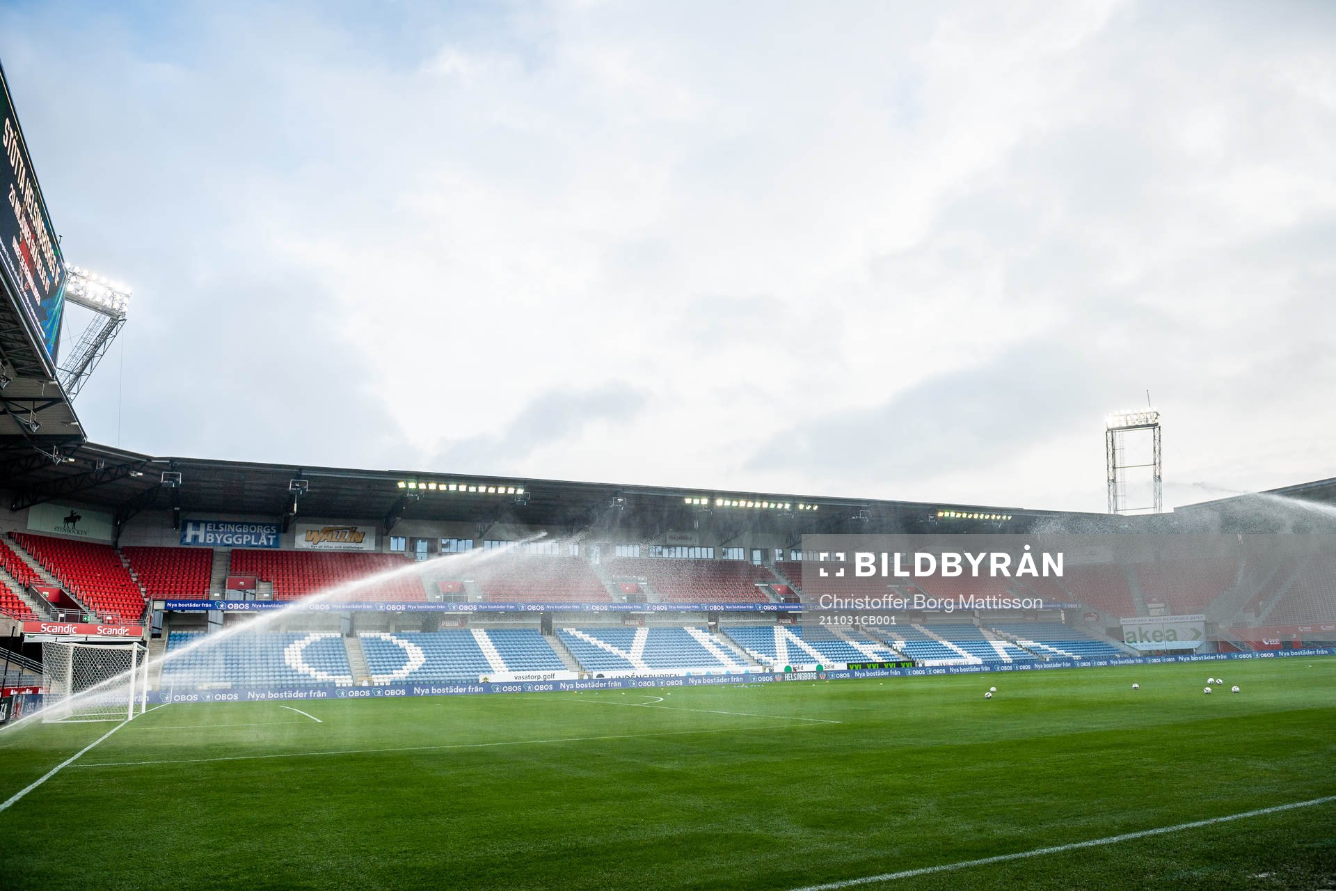 Olympias gräsmatta vattnas inför fotbollsmatchen i Superettan mellan Helsingborg och Brage den 31 oktober 2021 i Helsingborg. 