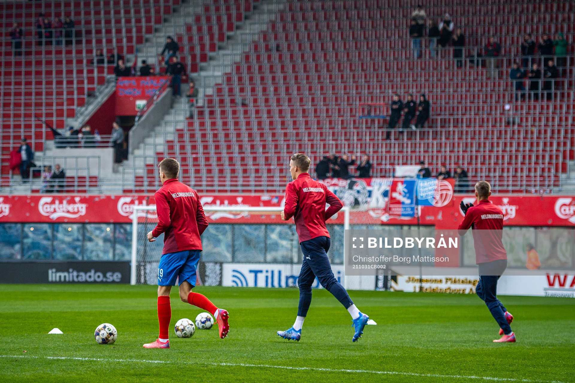Helsingborgs spelare gör entré till uppvärmningen