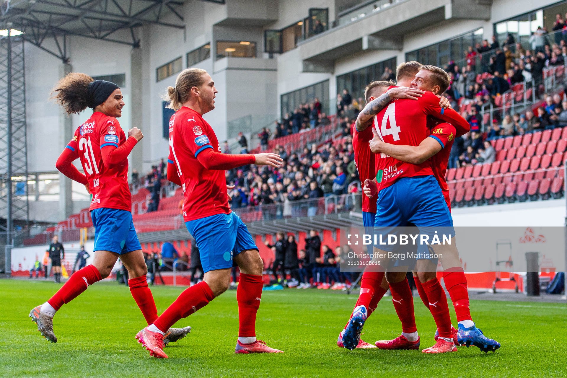 Helsingborgs Dennis Olsson jublar med lagkamrater