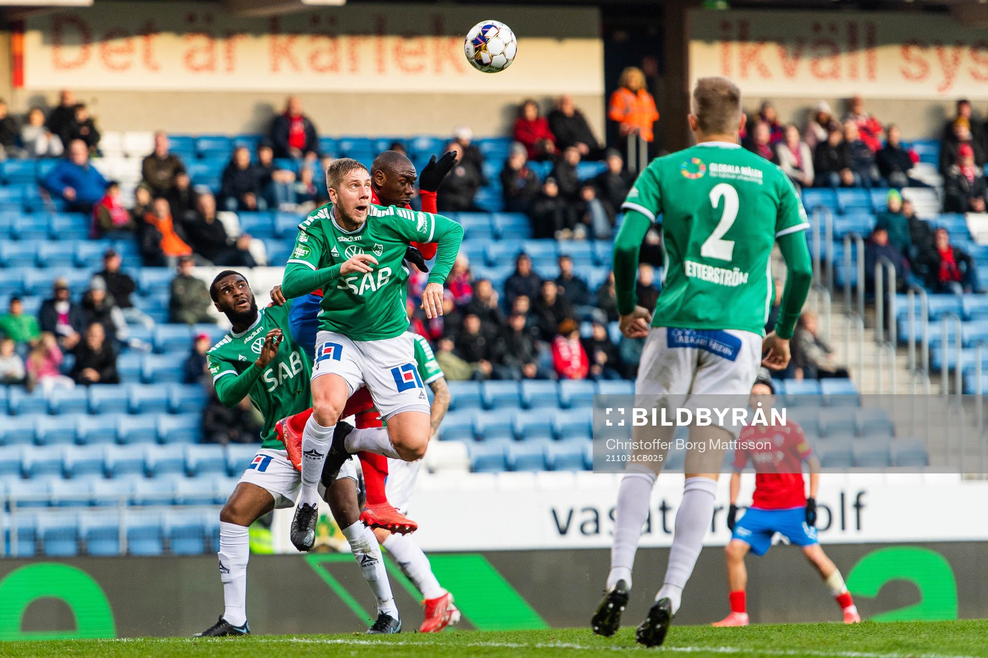 Brages Mattias Liljestrand i nickduell med Helsingborgs Ravy Tsouka-Dozi under fotbollsmatchen i Superettan mellan Helsingborg och Brage den 31 oktober 2021 i Helsingborg.