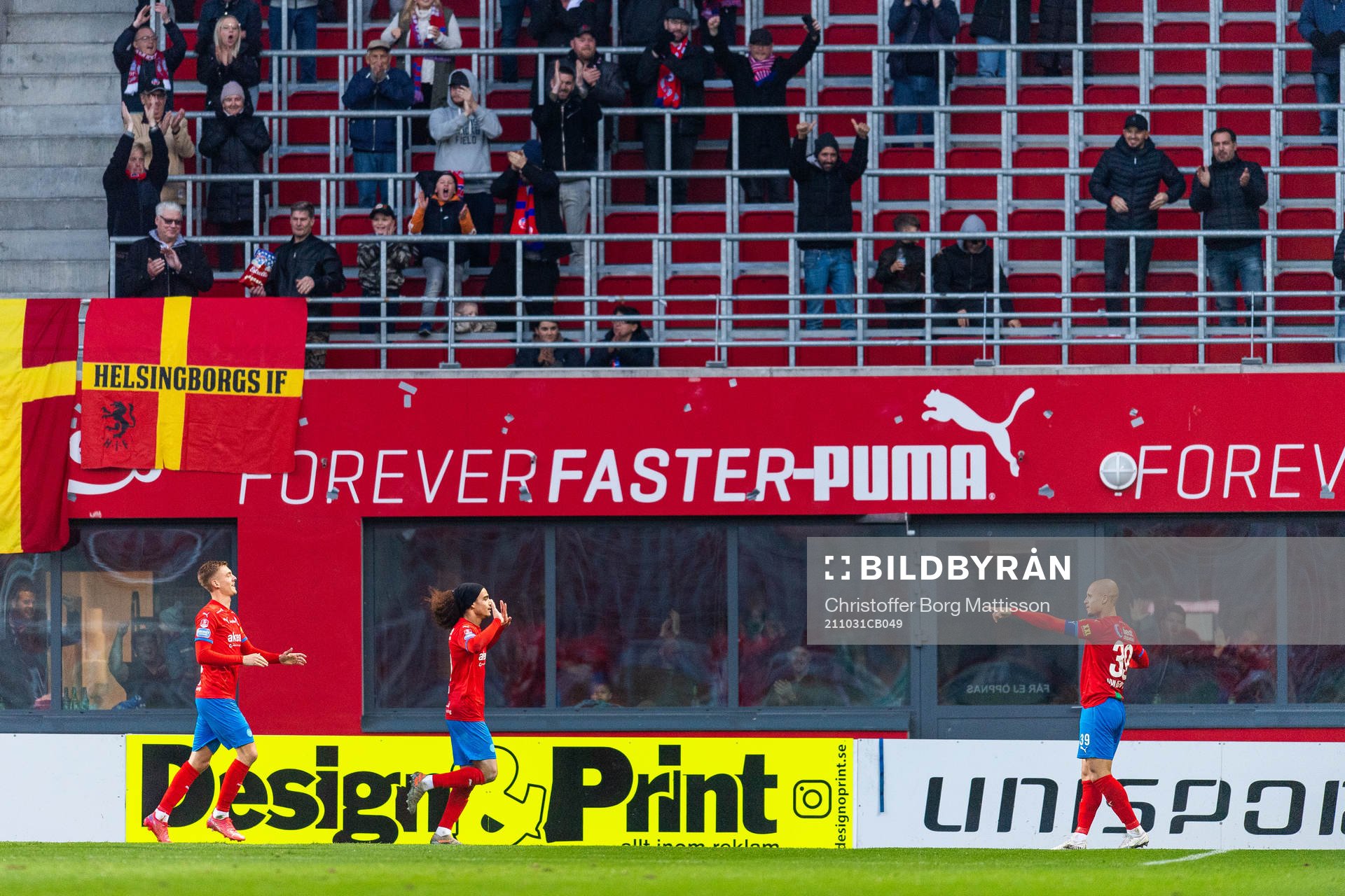 Helsingborgs Anthony van den Hurk jublar med lagkamrater efter att han gjort 2-0 under fotbollsmatchen i Superettan mellan Helsingborg och Brage den 31 oktober 2021 i Helsingborg.