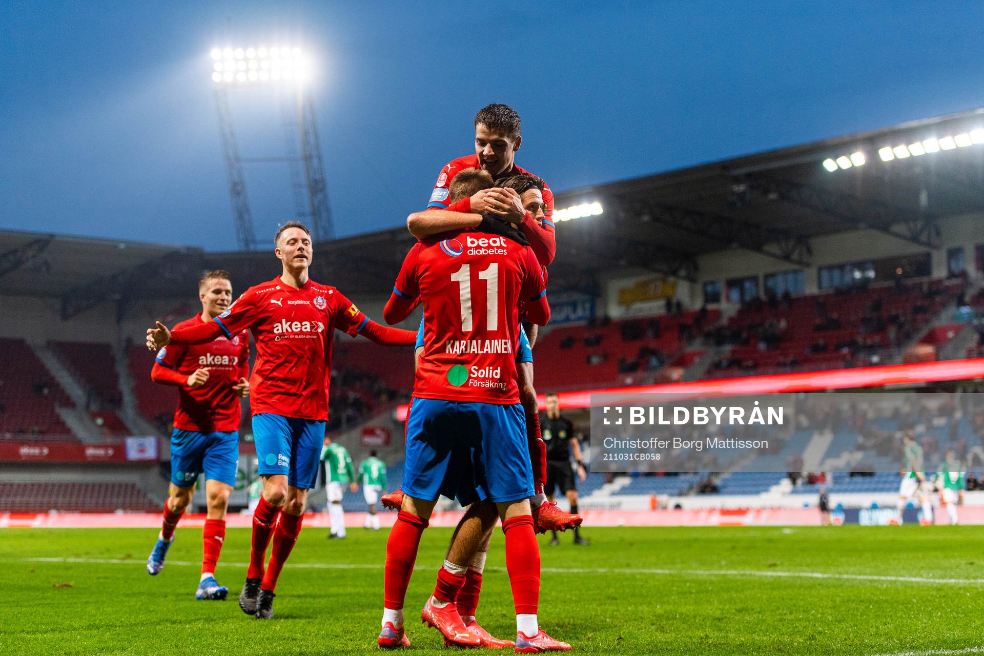 Helsingborgs Rasmus Karjalainen jublar med lagkamrater efter att han gjort 3-0 under fotbollsmatchen i Superettan mellan Helsingborg och Brage den 31 oktober 2021 i Helsingborg.
