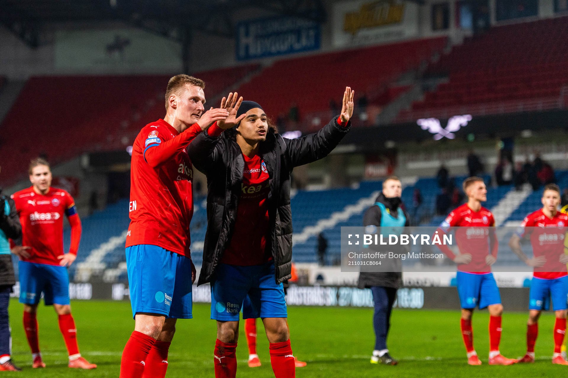 Helsingborgs Rasmus Karjalainen och Adam Kaied tackar