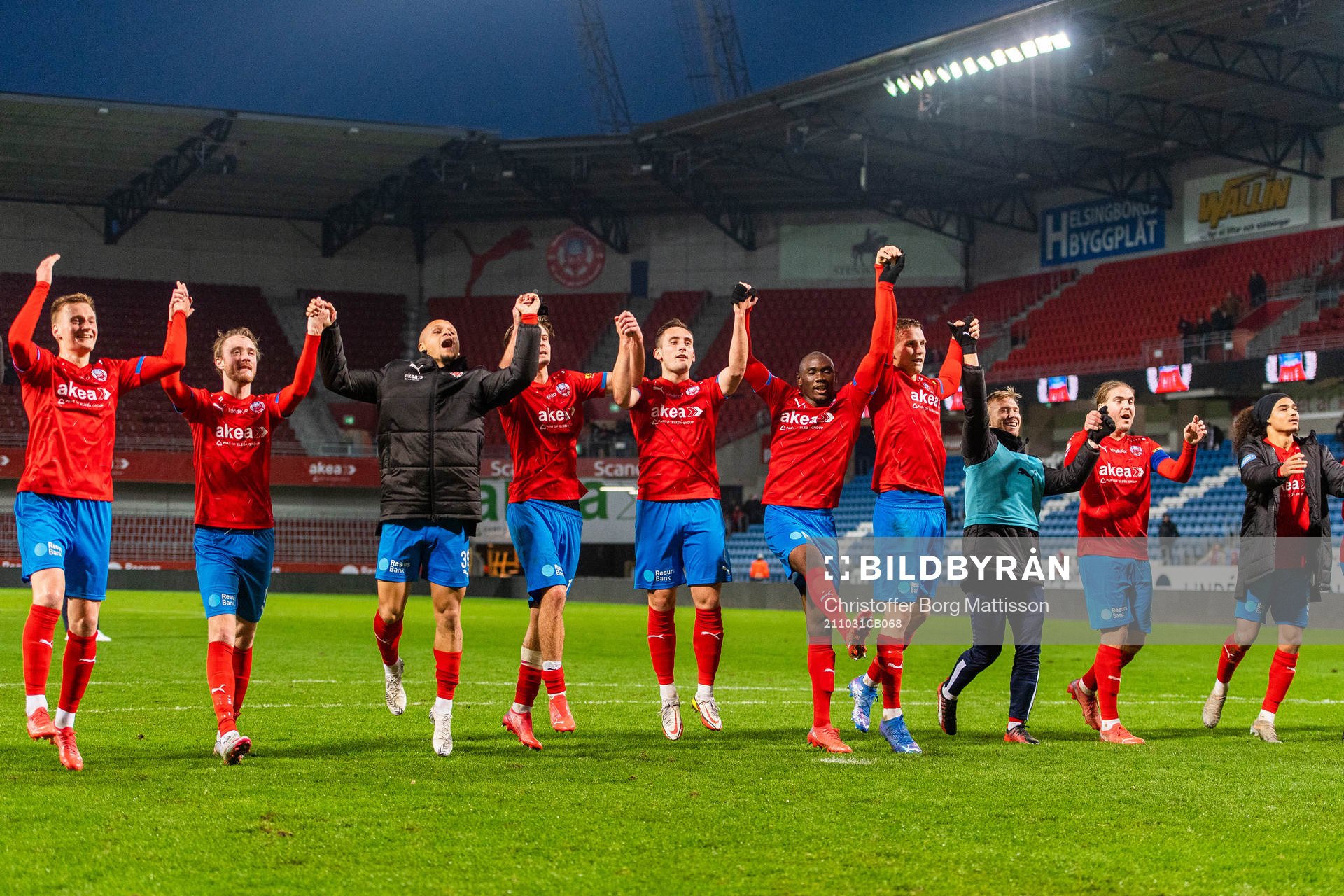 Helsingborgs spelare jublar mot publiken
