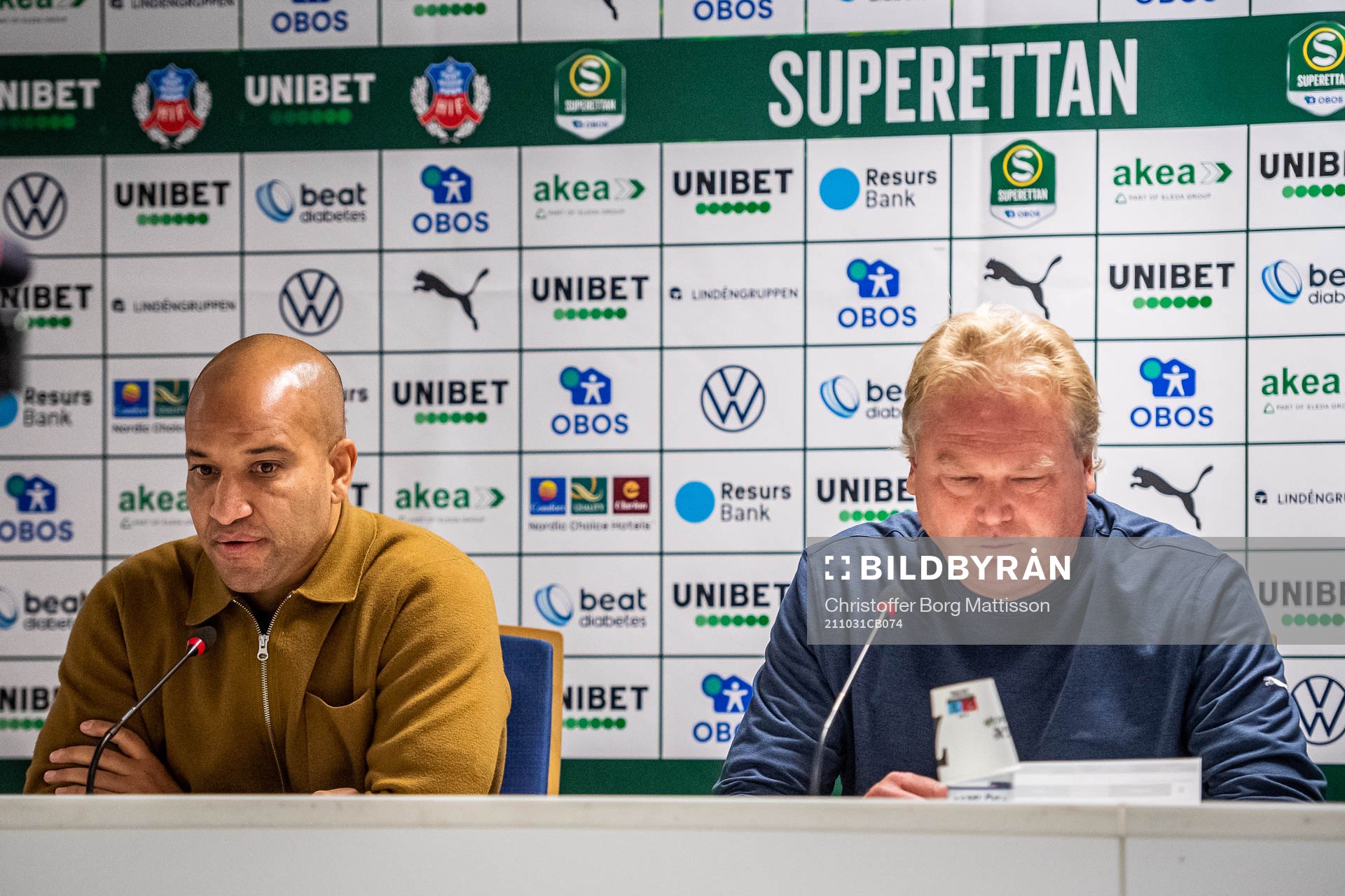 Brages tränare Klebér Saarenpää och Helsingborgs tränare Jörgen Lennartsson under en presskonferens efter fotbollsmatchen i Superettan mellan Helsingborg och Brage den 31 oktober 2021 i Helsingborg.