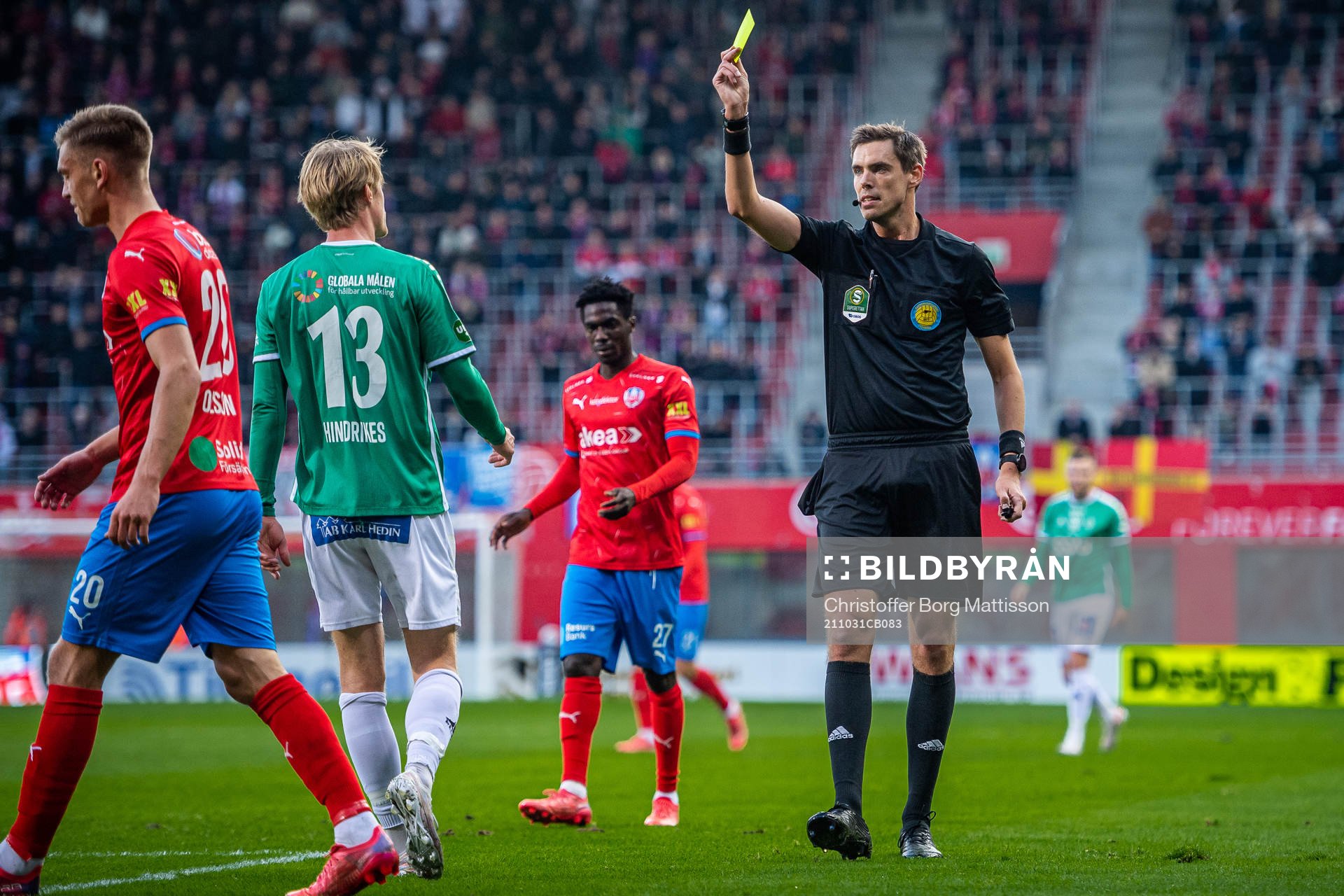 Domare Magnus Lindgren ger gult kort till Brages Pontus