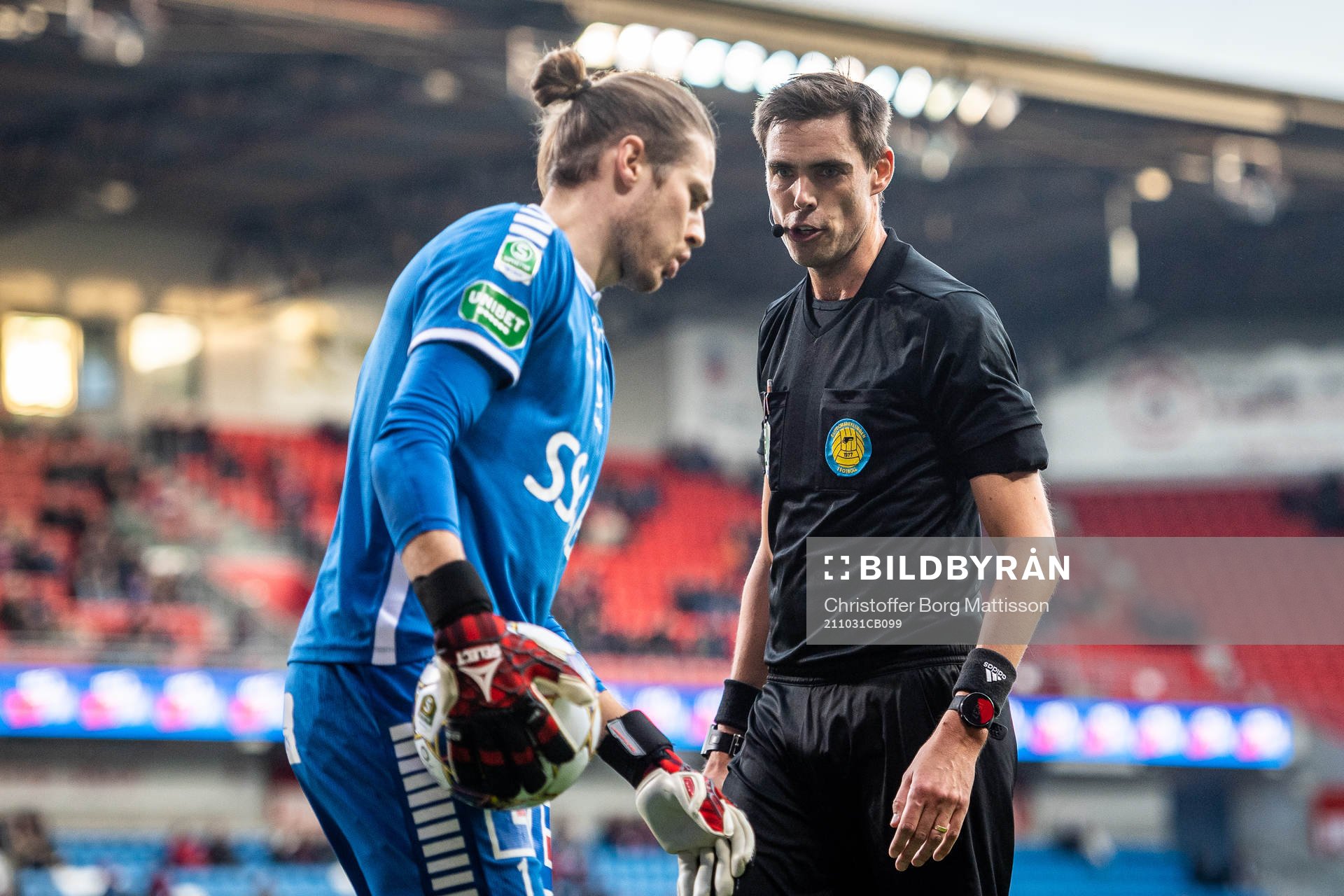 Domare Magnus Lindgren i samtal med Brages målvakt Adrian