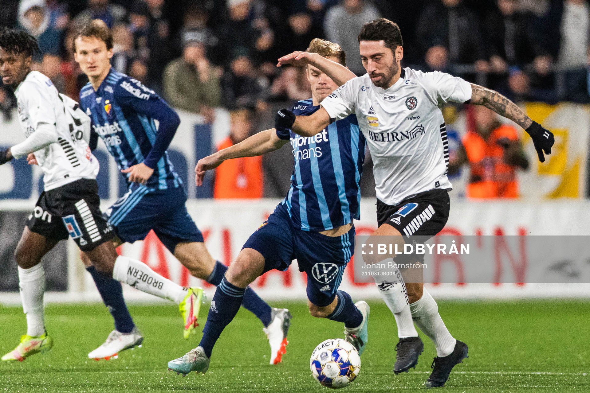 Djurgårdens Hampus Finndell och Örebros Nahir Besara