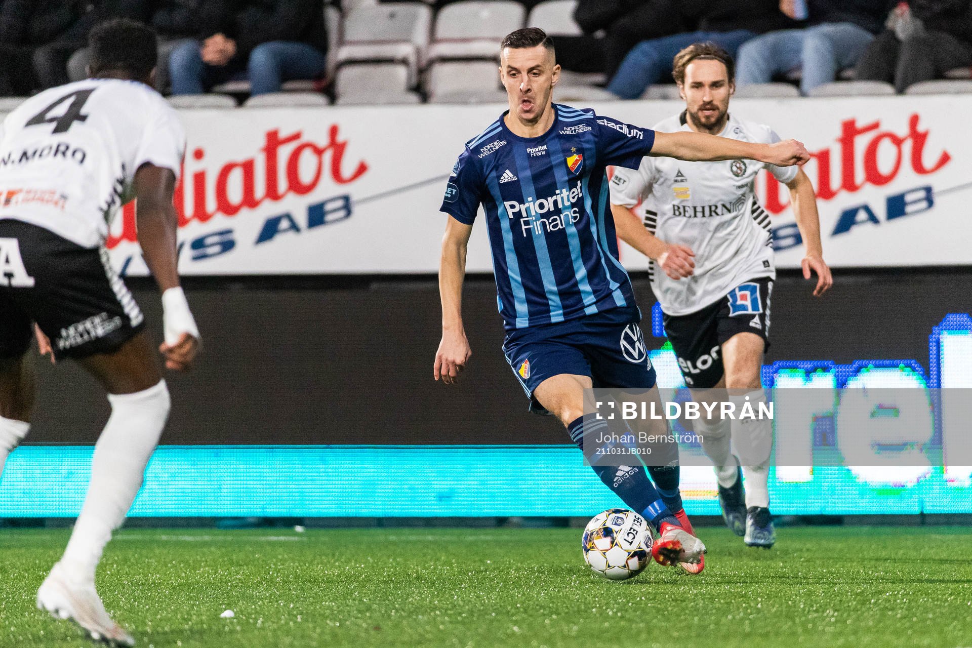 Djurgårdens Haris Radetinac och Örebros Kevin Walker