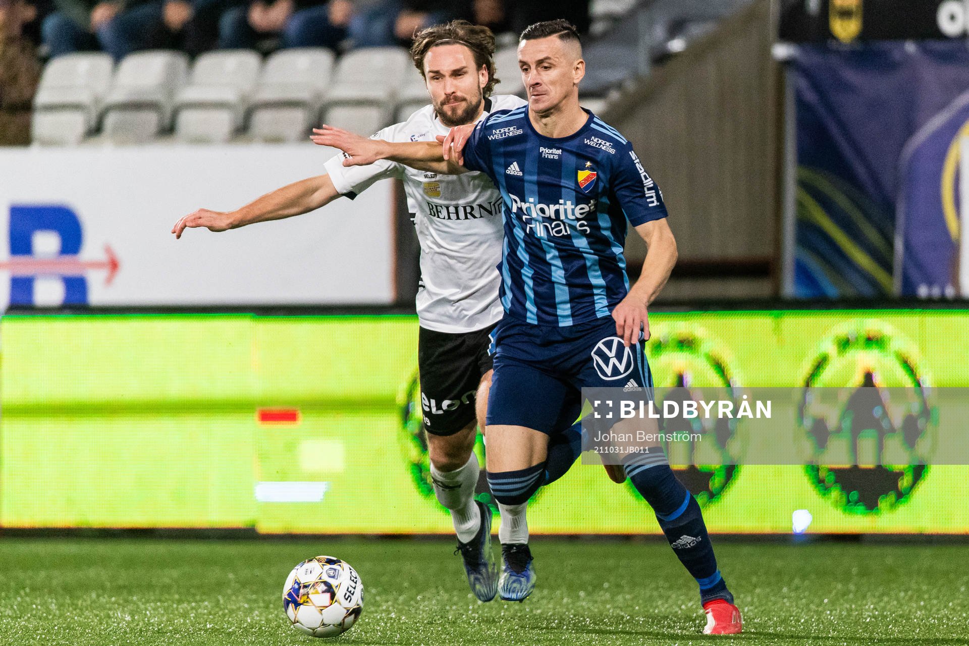 Örebros Kevin Walker och Djurgårdens Haris Radetinac