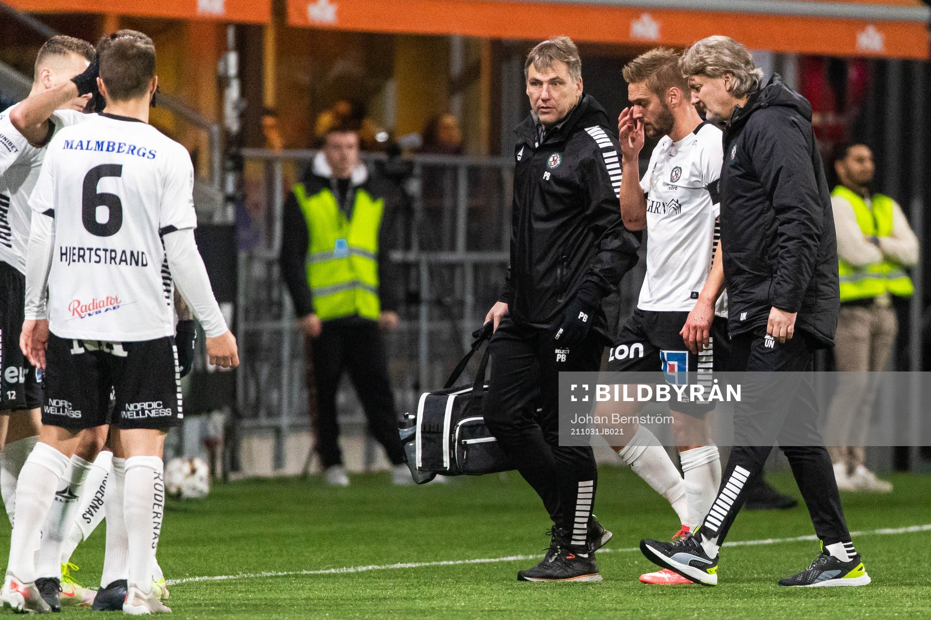 Örebros Johan Mårtensson lämnar plan skadad
