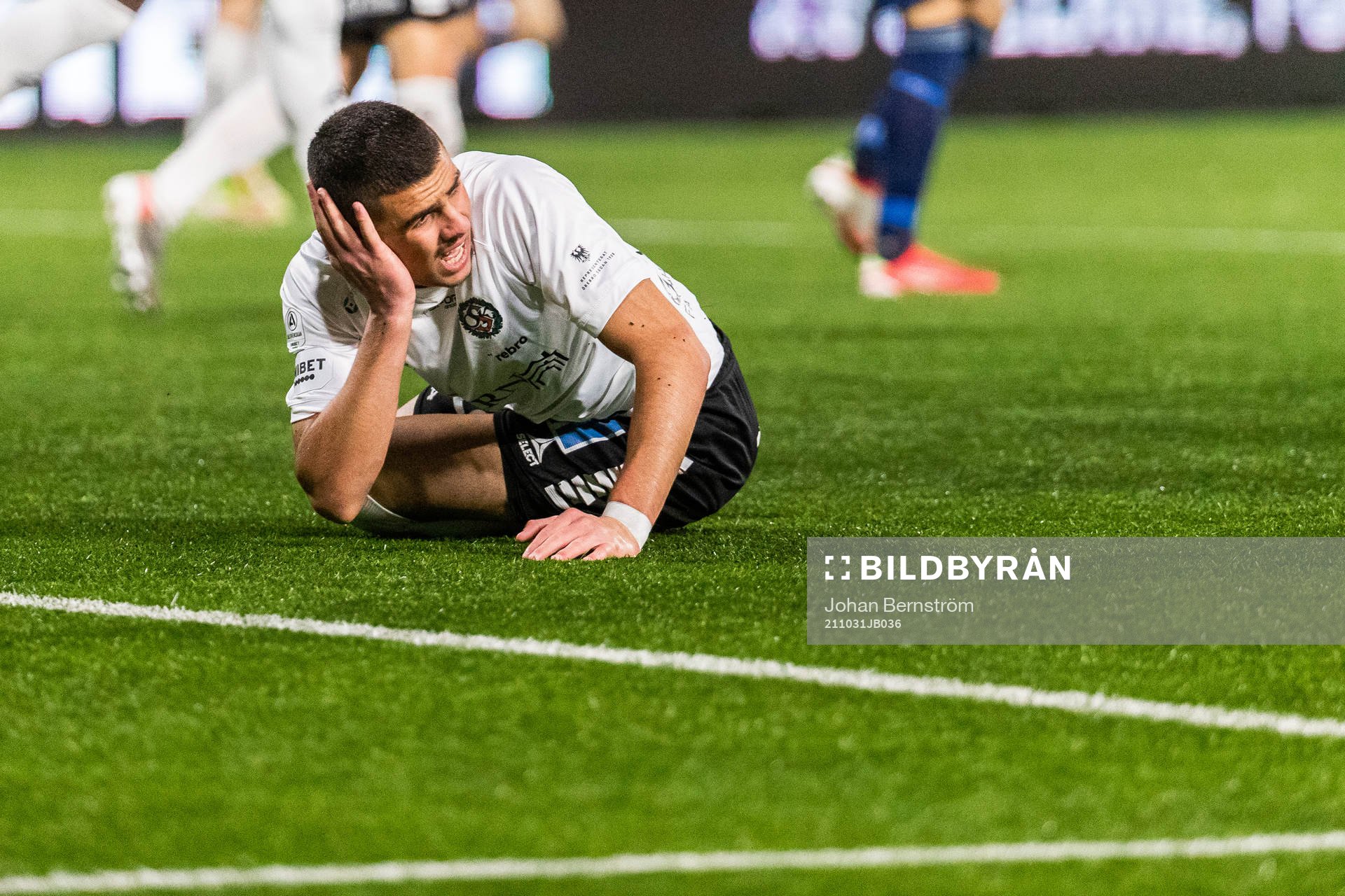 Örebros Hussein Ali tar sig mot örat