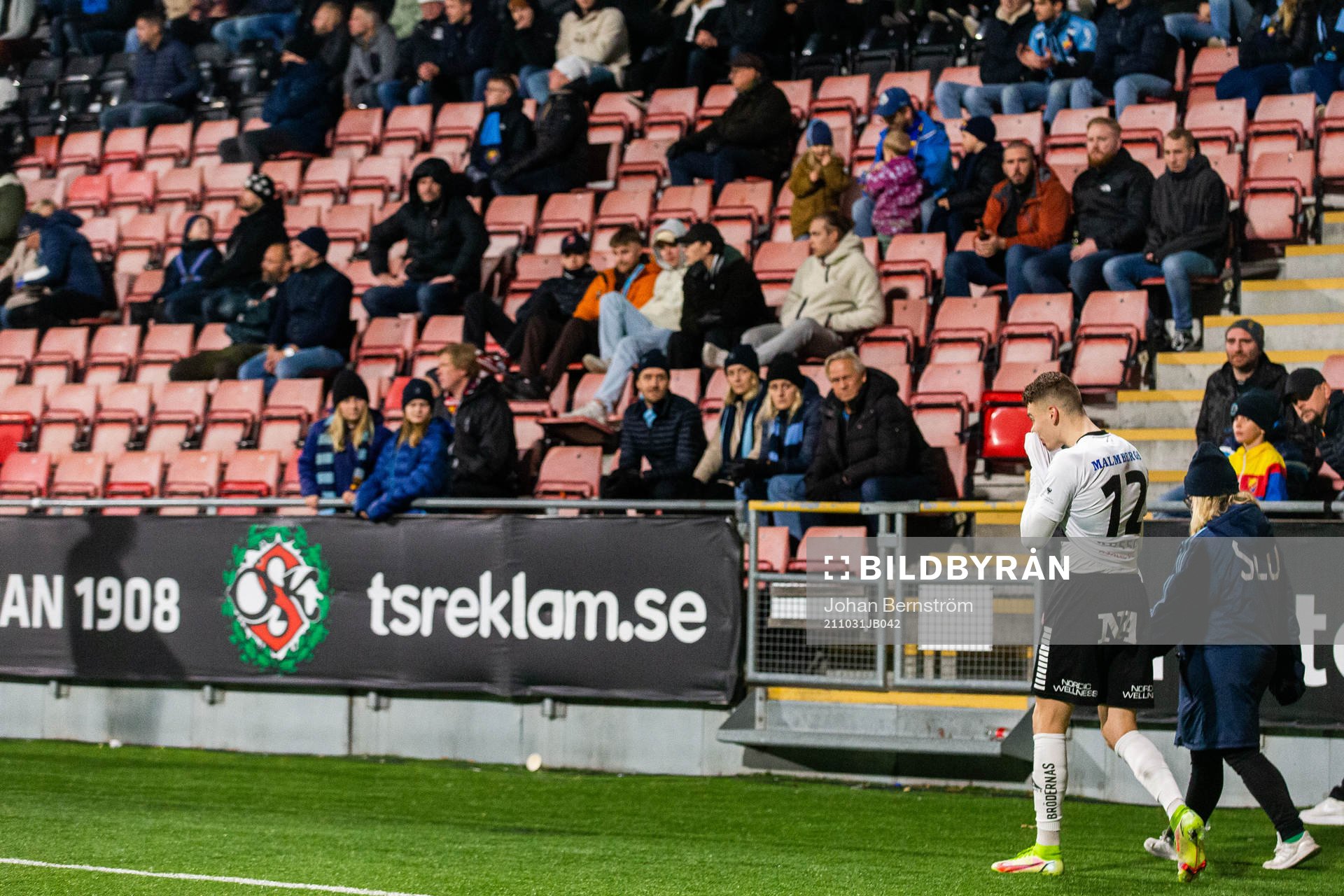 Örebros Jake Larsson lämnar plan skadad