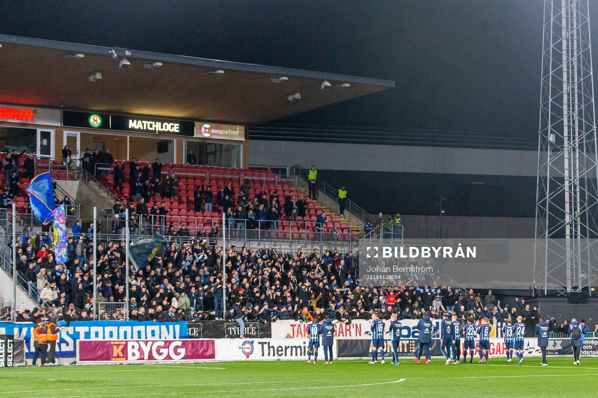 Djurgårdens spelare jublar med supportrarna