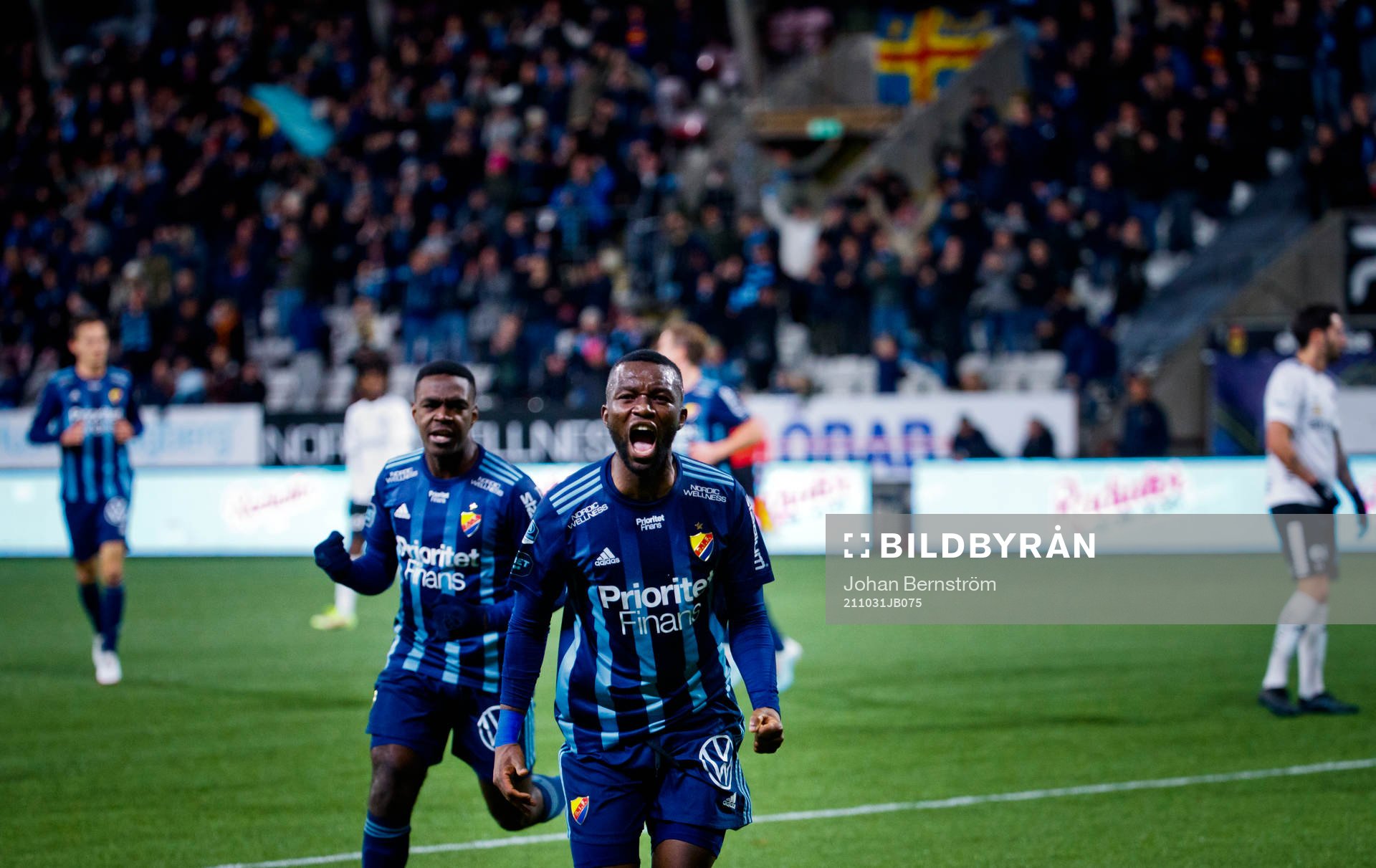 Djurgårdens Joel Asoro och Emmanuel Banda jublar vid 0-1
