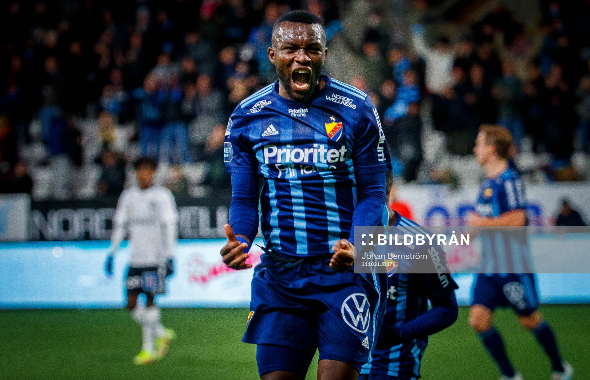Djurgårdens Emmanuel Banda jublar vid 0-1 och Örebros
