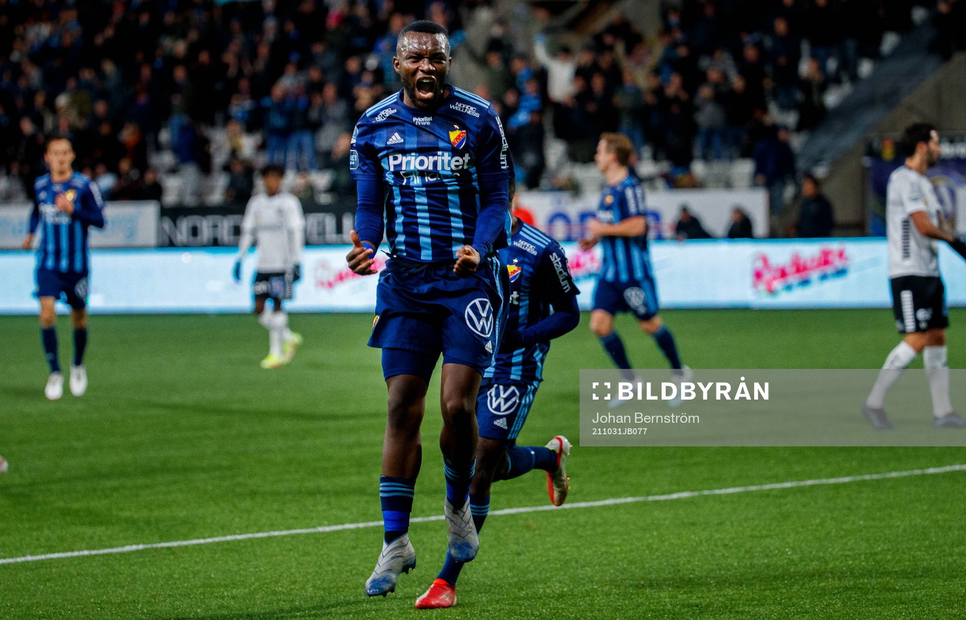 Djurgårdens Emmanuel Banda jublar vid 0-1 och Örebros