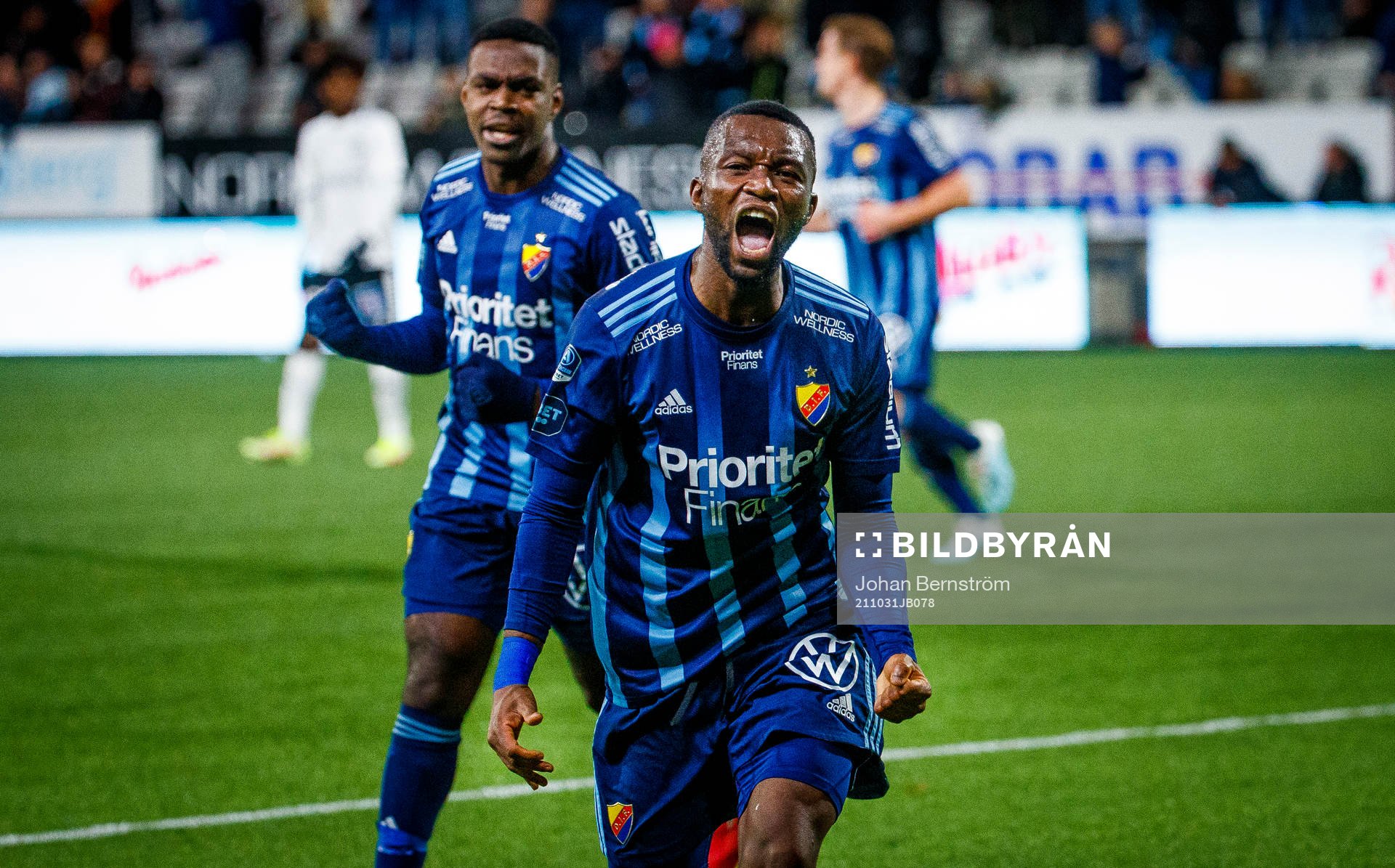 Djurgårdens Joel Asoro och Emmanuel Banda jublar vid 0-1