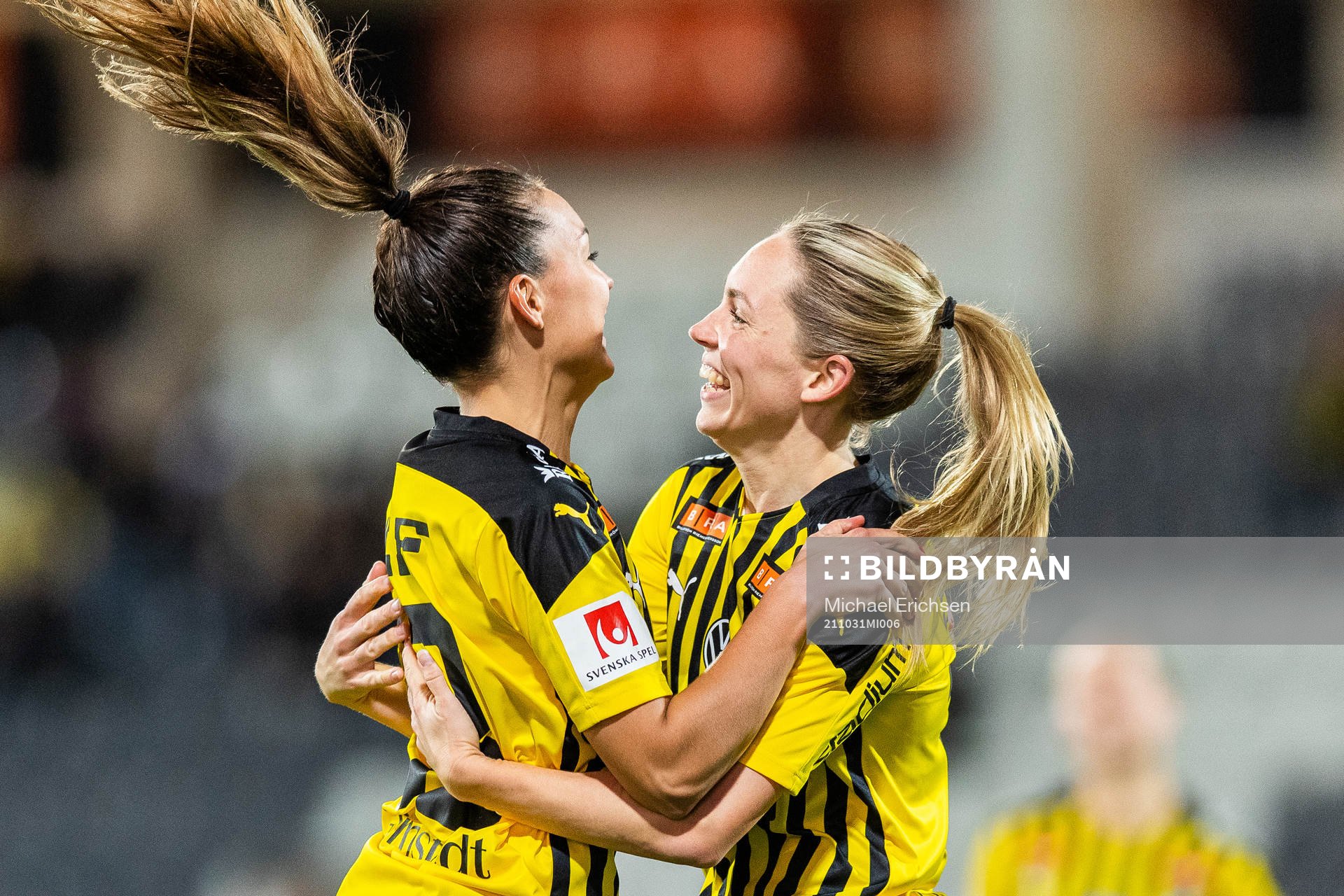 Häckens Johanna Rytting Kaneryd jublar med målskytten