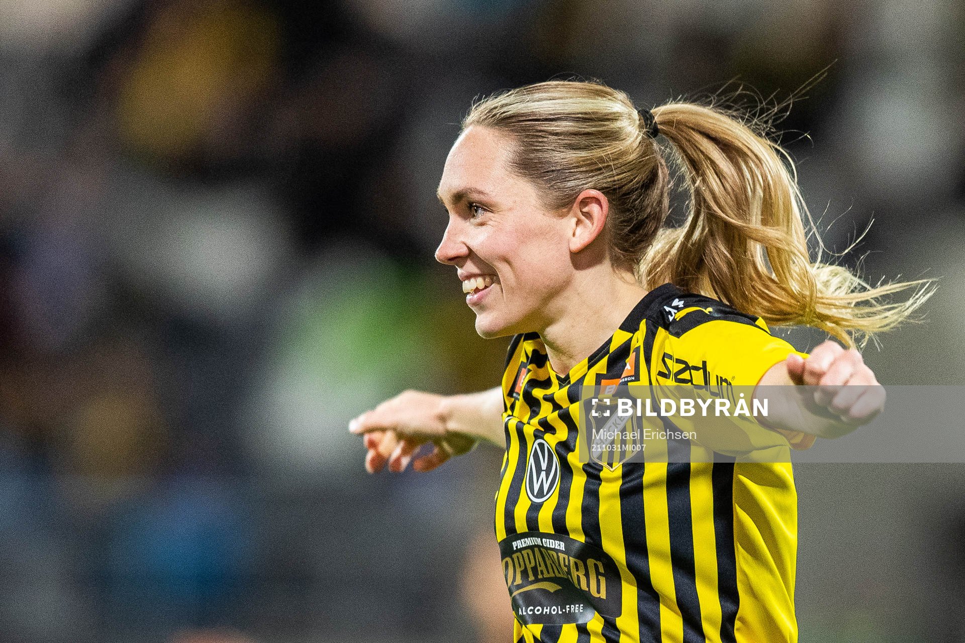 Häckens Elin Rubensson jublar