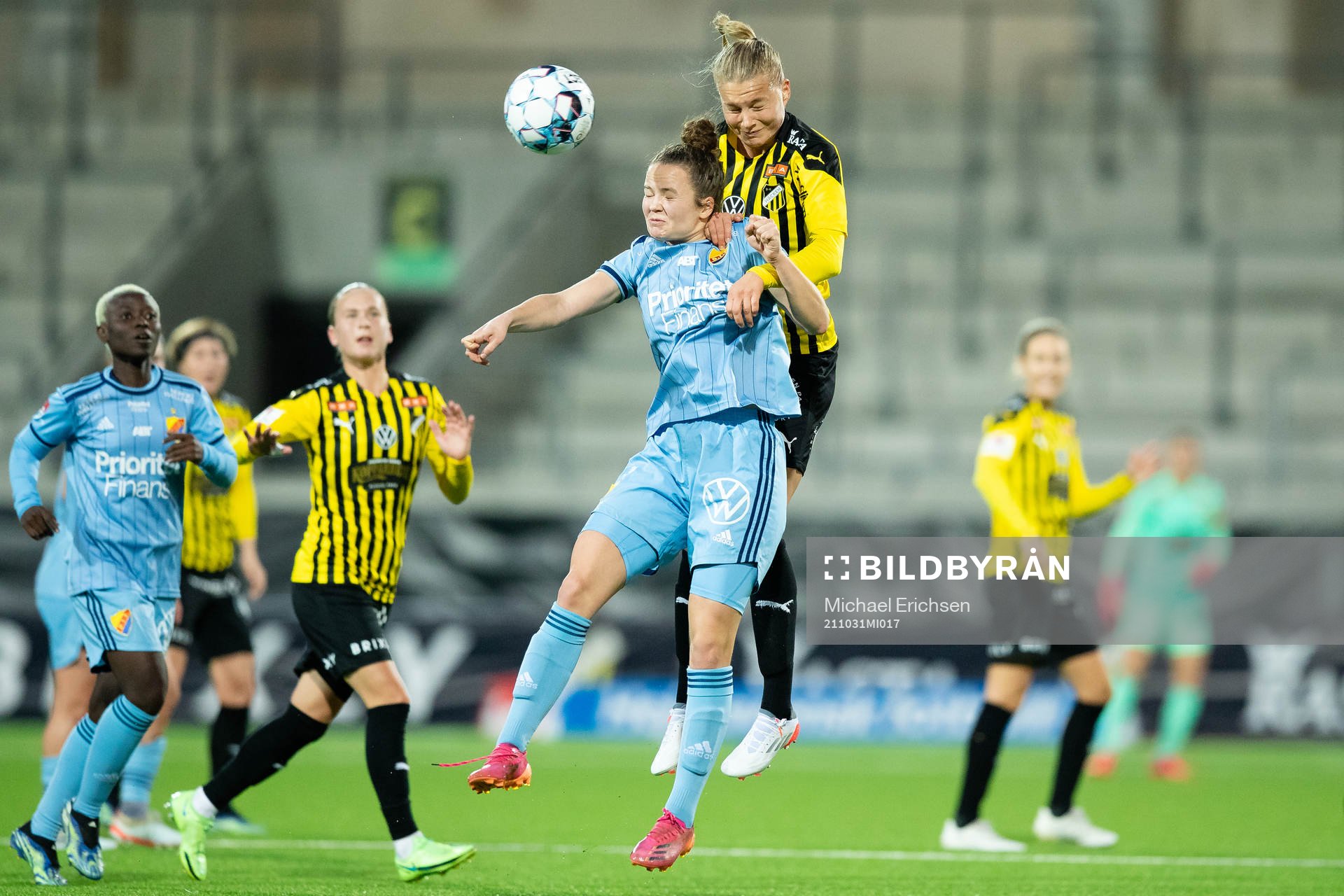 Djurgårdens Julia Walentowicz och Häckens Stine Larsen