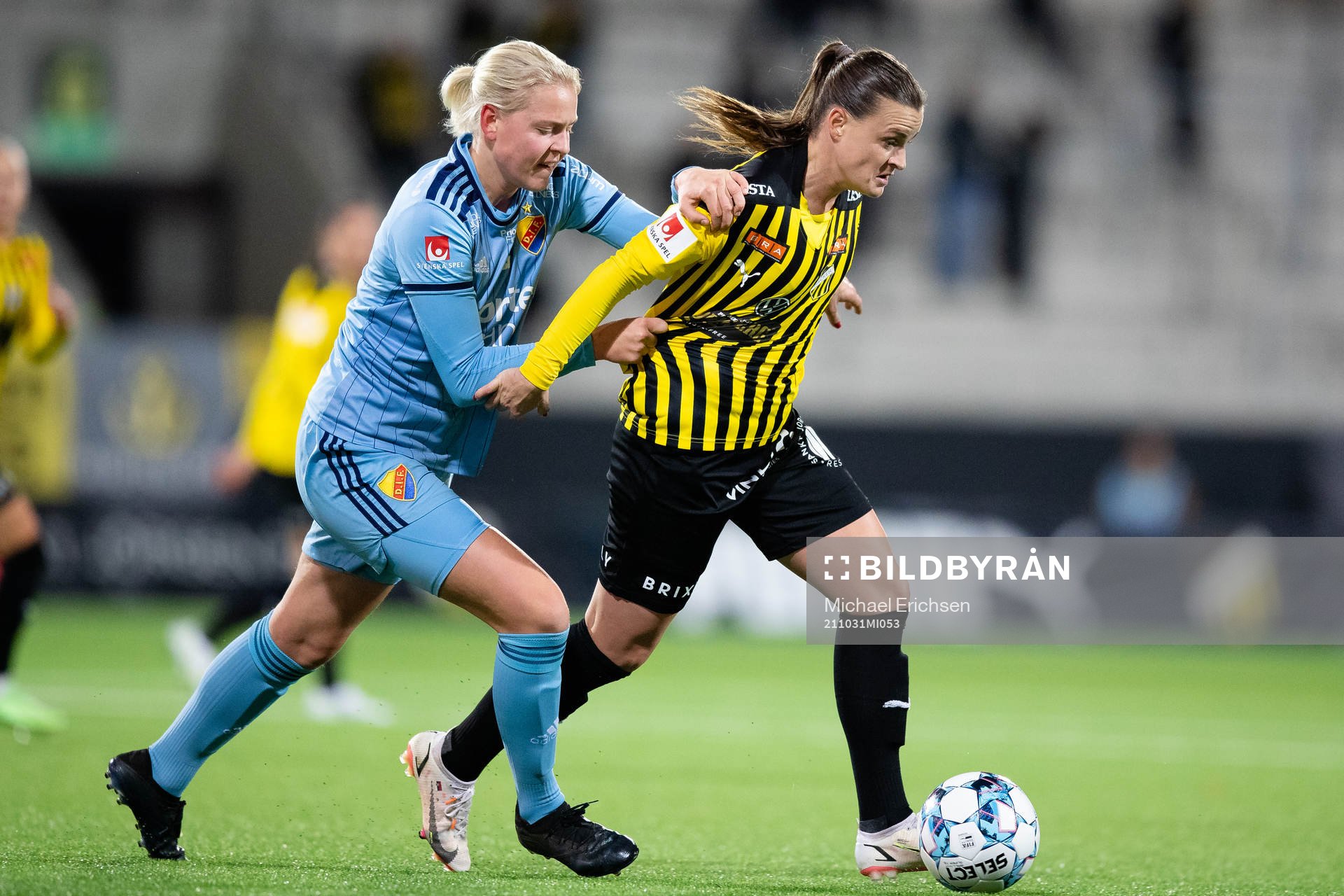 Djurgårdens Ellen Andersson och Häckens Milica Mijatovic