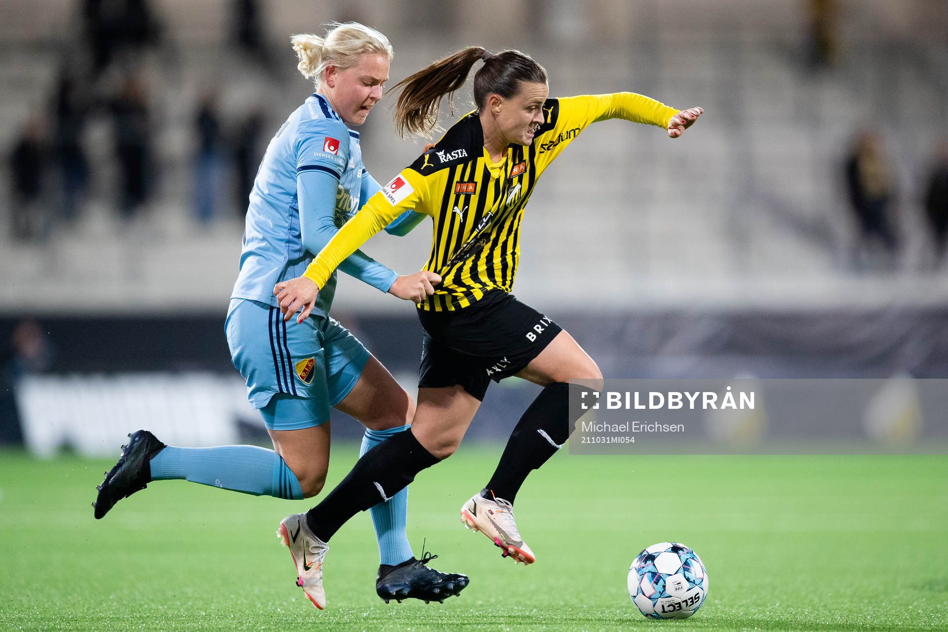 Djurgårdens Ellen Andersson och Häckens Milica Mijatovic