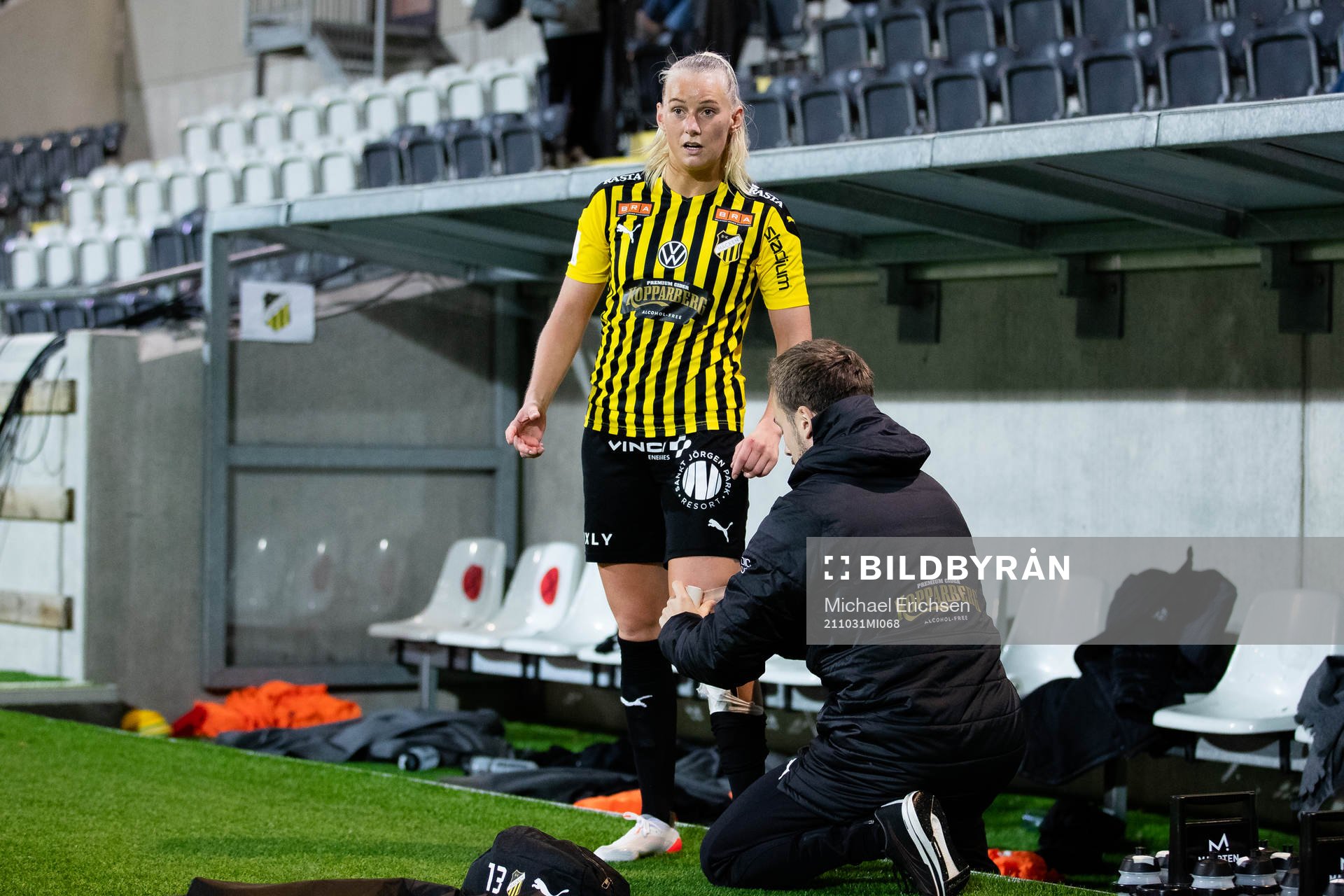 Häckens Stina Blackstenius får sitt ben lindat
