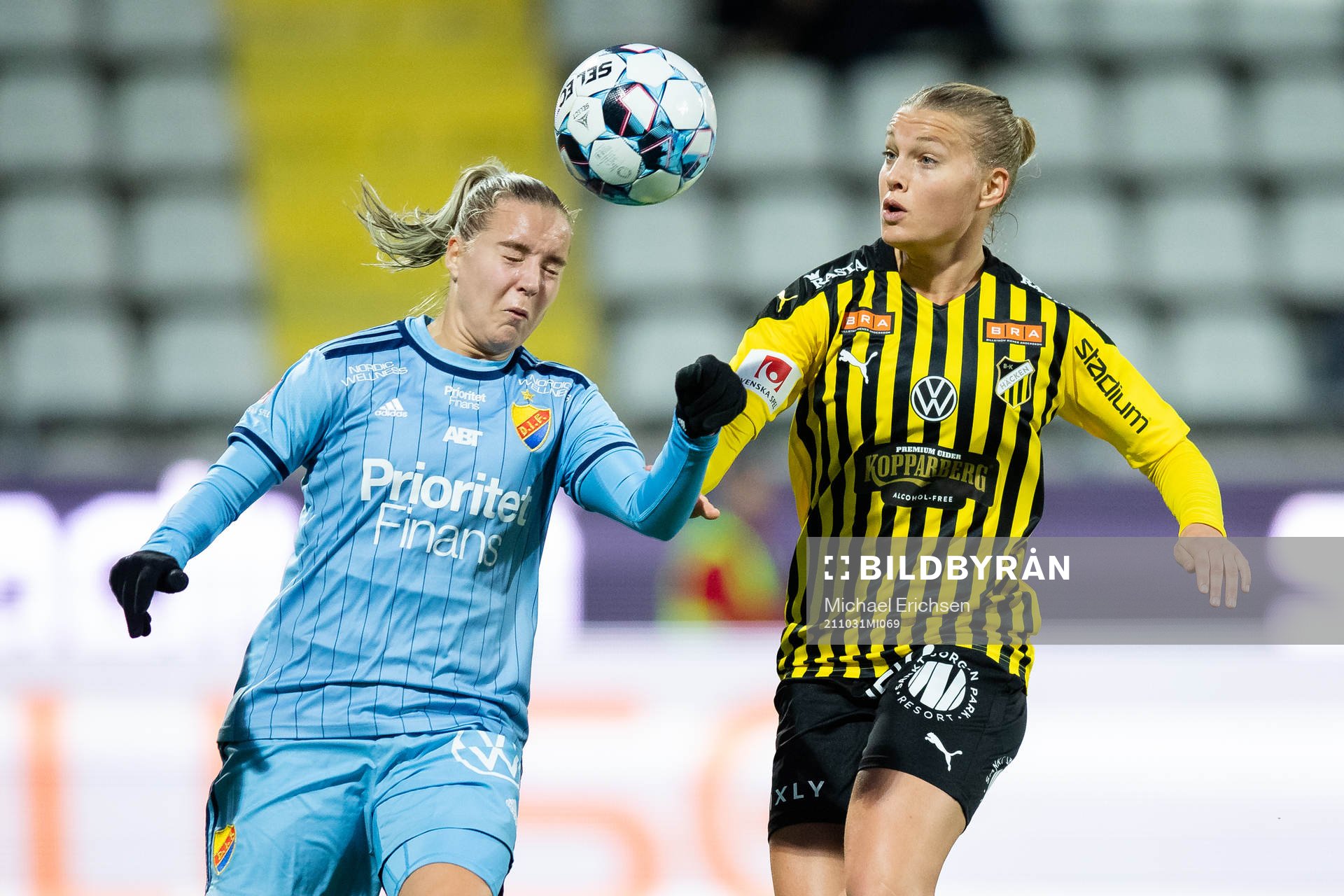 Djurgårdens Fanny Lång och Häckens Stine Larsen
