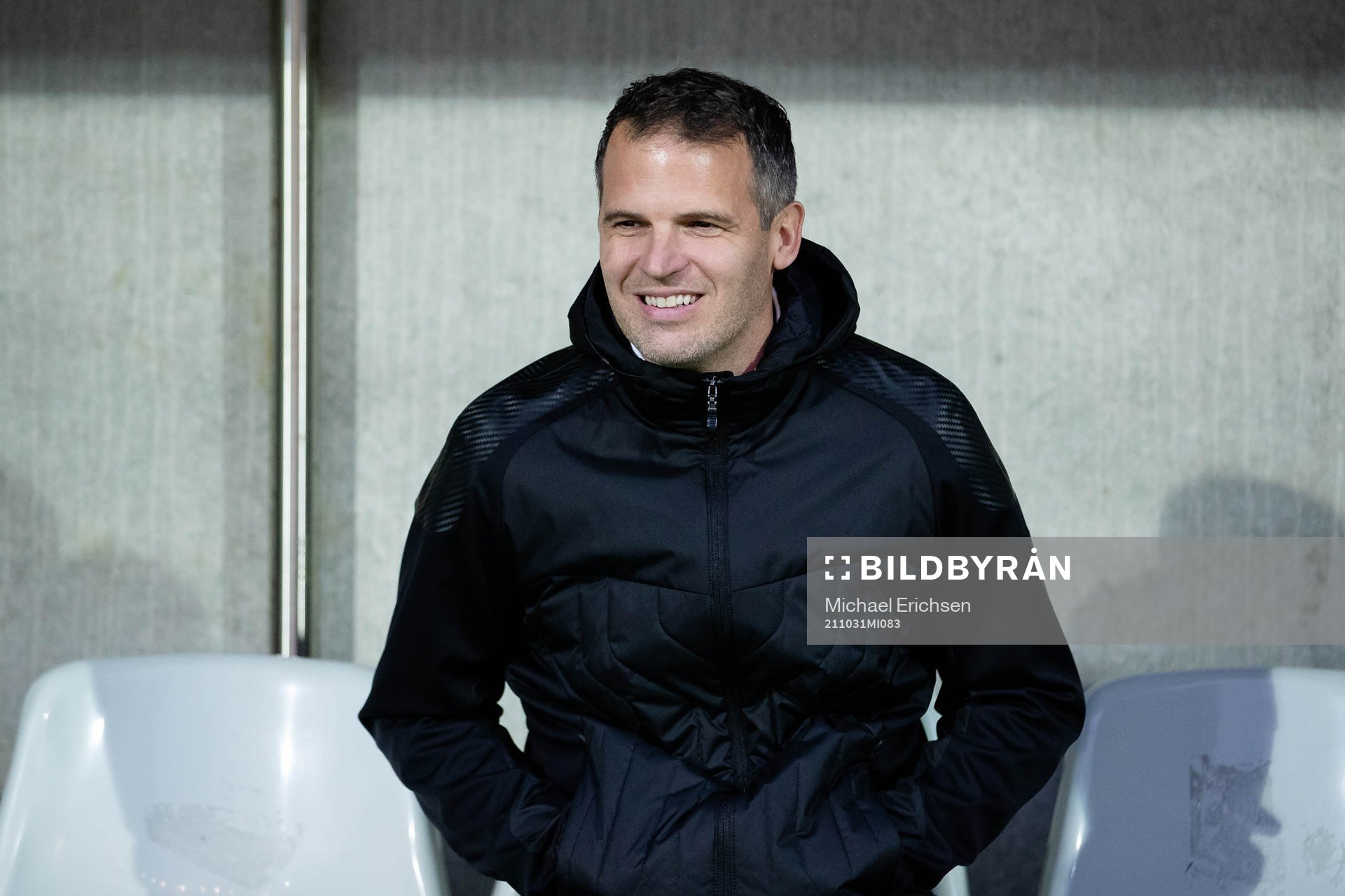Häckens tränare Robert Vilahamn  innan fotbollsmatchen i