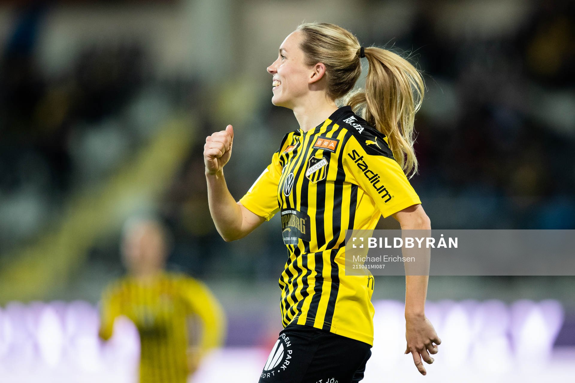 Häckens Elin Rubensson jublar