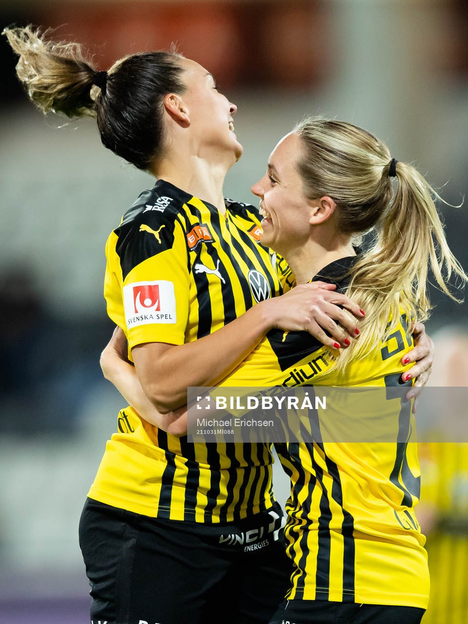 Häckens Elin Rubensson jublar ihop med Johanna Rytting