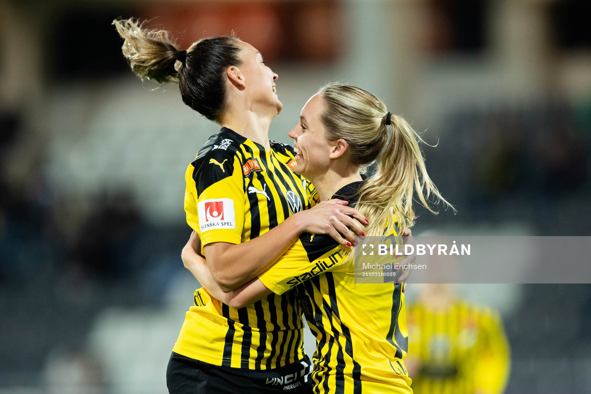 Häckens Elin Rubensson jublar ihop med Johanna Rytting