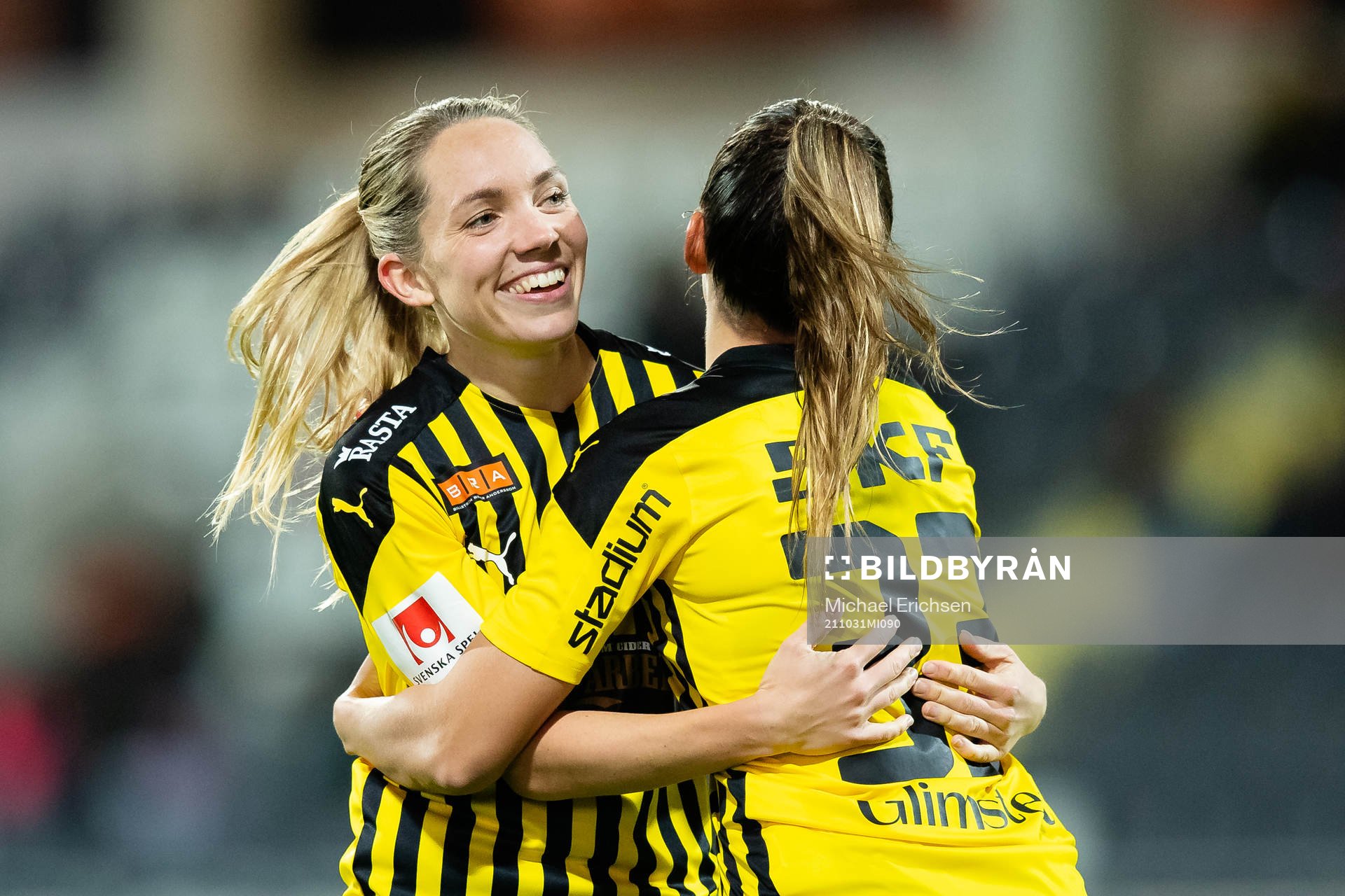 Häckens Elin Rubensson jublar ihop med Johanna Rytting