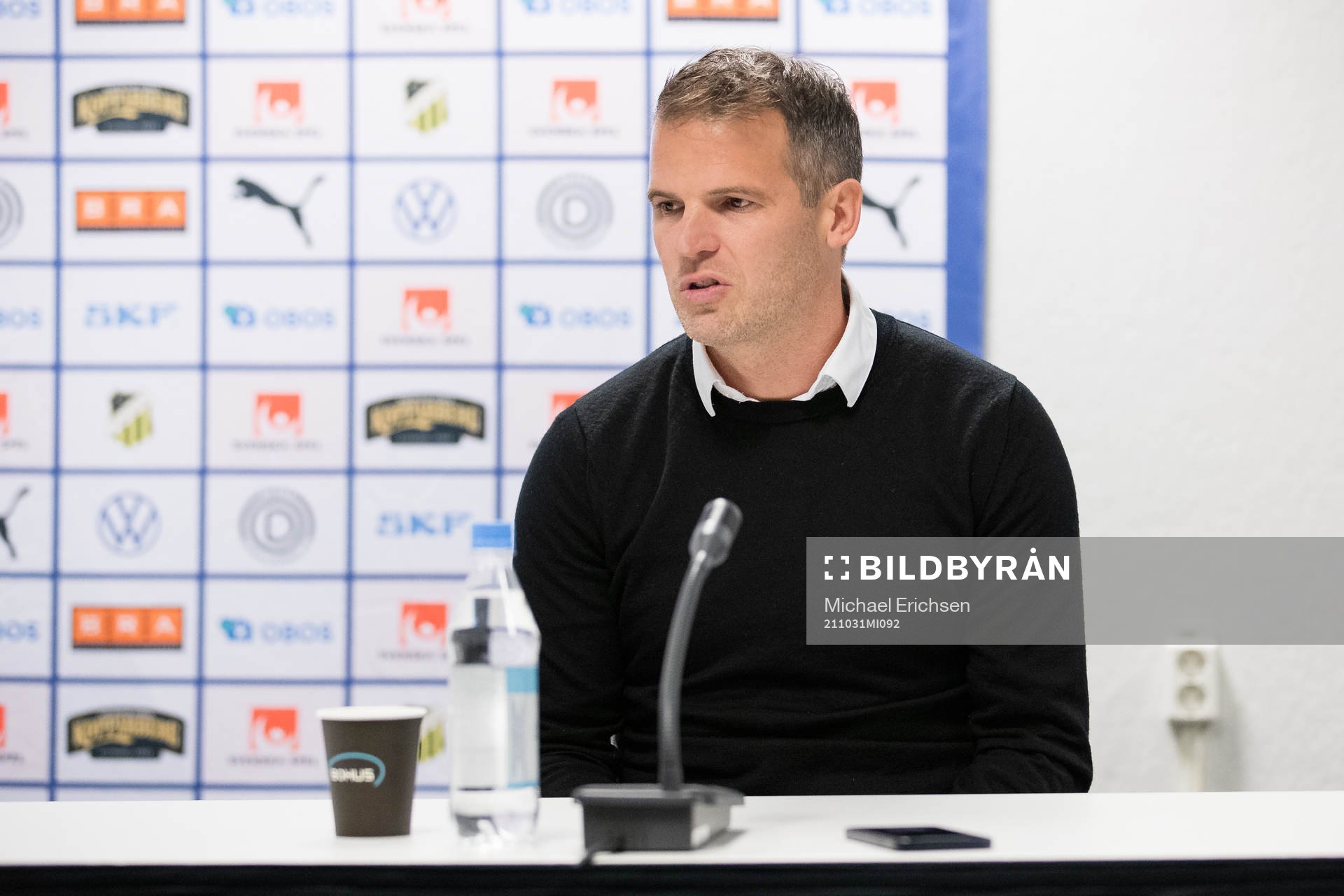 Häckens tränare Robert Vilahamn på presskonferensen