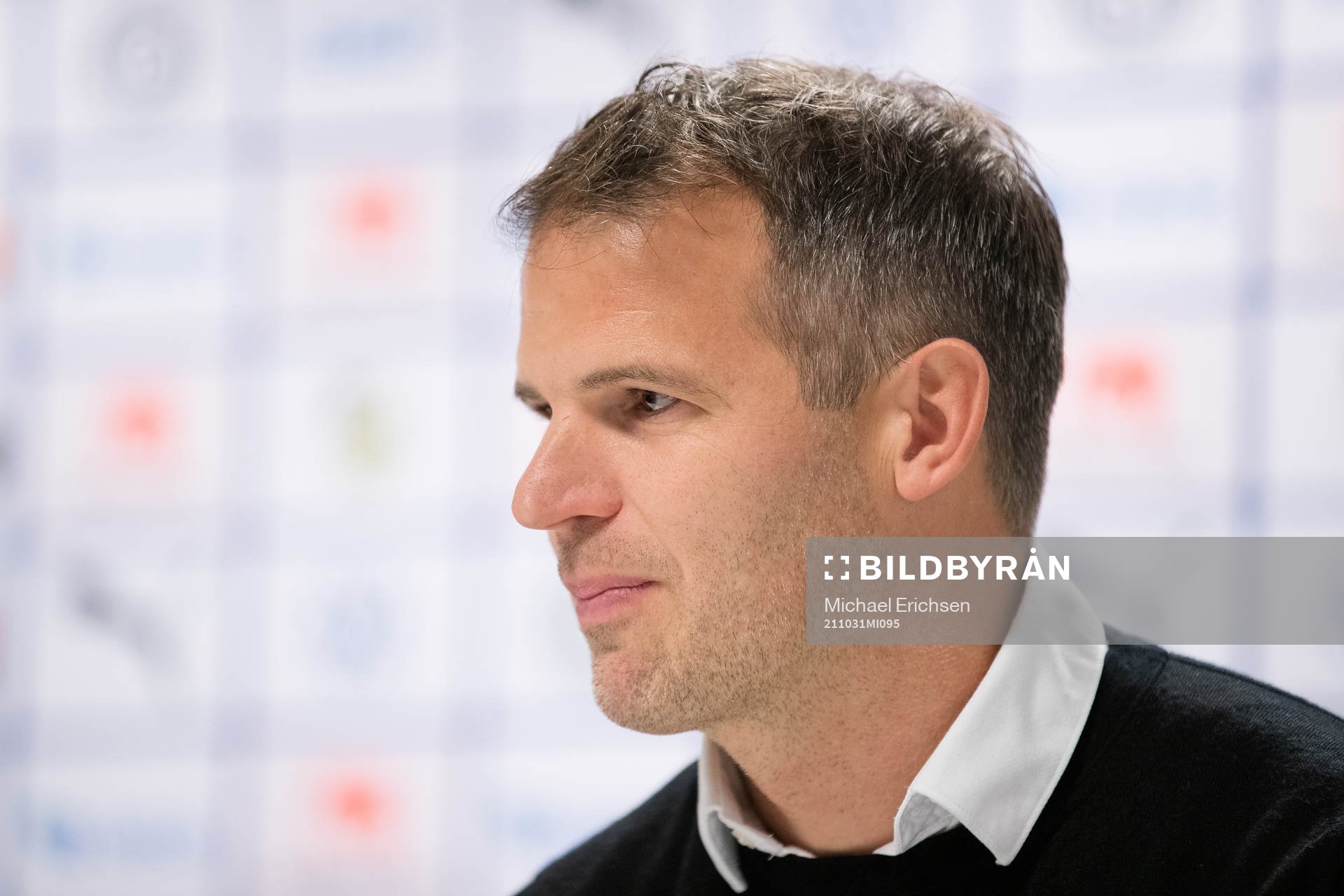 Häckens tränare Robert Vilahamn på presskonferensen