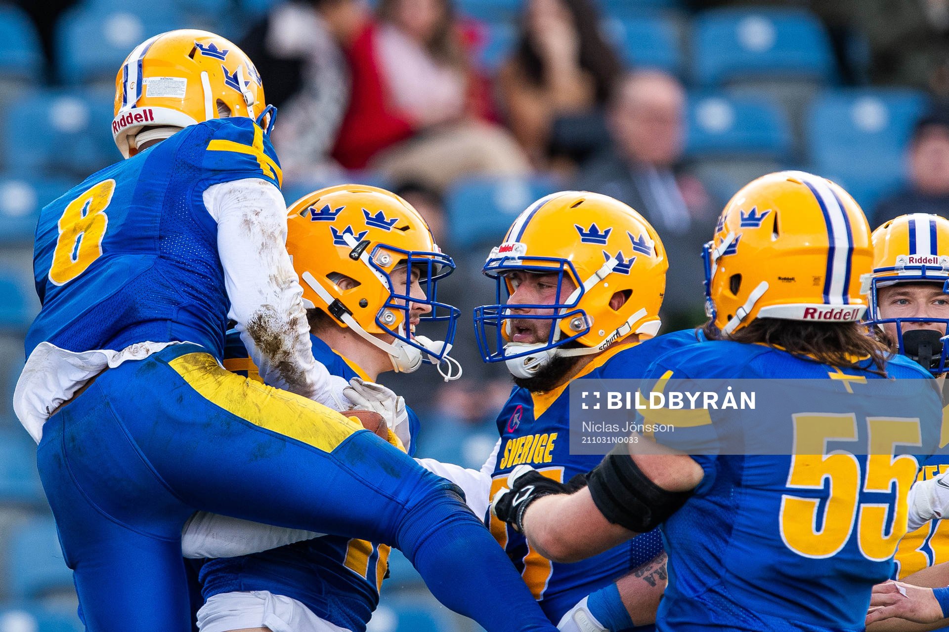 Sveriges Edvin Taborda jublar med Filip Wetterberg efter en touchdown under EM-finalen i amerikansk fotboll mellan Sverige och Italien den 31 oktober 2021 i Malmö.