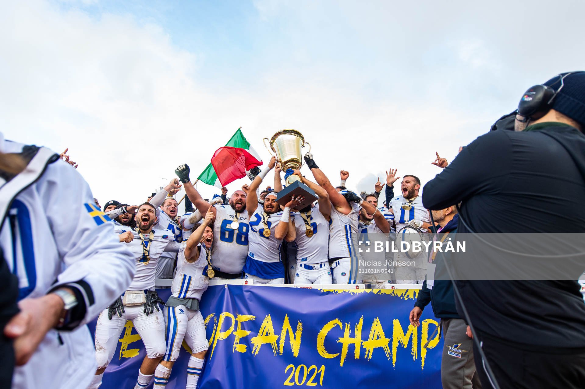 Italiens spelare jublar med pokalen under EM-finalen i amerikansk fotboll mellan Sverige och Italien den 31 oktober 2021 i Malmö. 