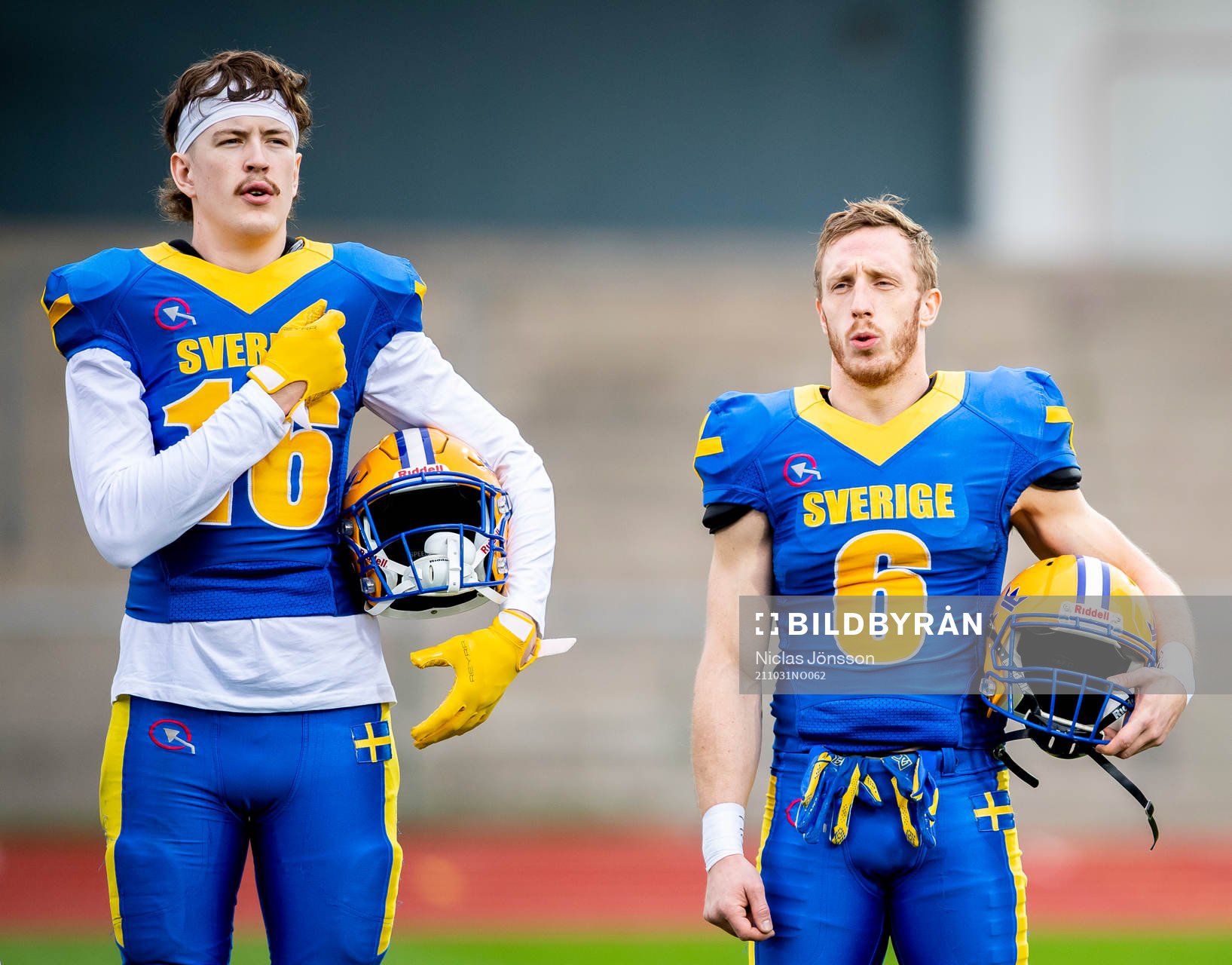 Sveriges Filip Wetterberg och William James inför EM-finalen i amerikansk fotboll mellan Sverige och Italien den 31 oktober 2021 i Malmö.