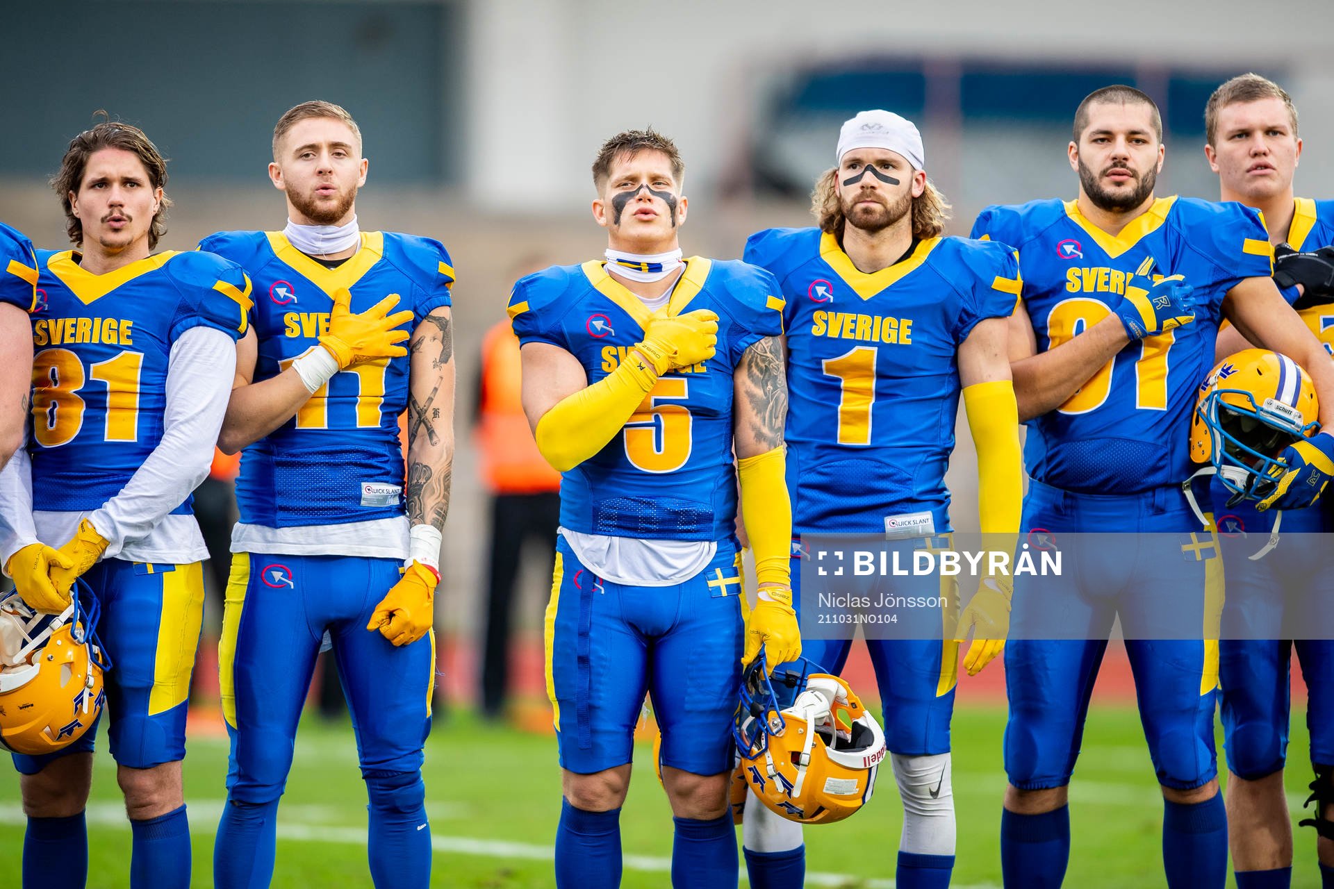 Sveriges Mattias Gauthier, Kevin Börzsei, Sebastisan Gauthier, Nicholas Peterson, Malcolm Engström inför EM-finalen i amerikansk fotboll mellan Sverige och Italien den 31 oktober 2021 i Malmö.