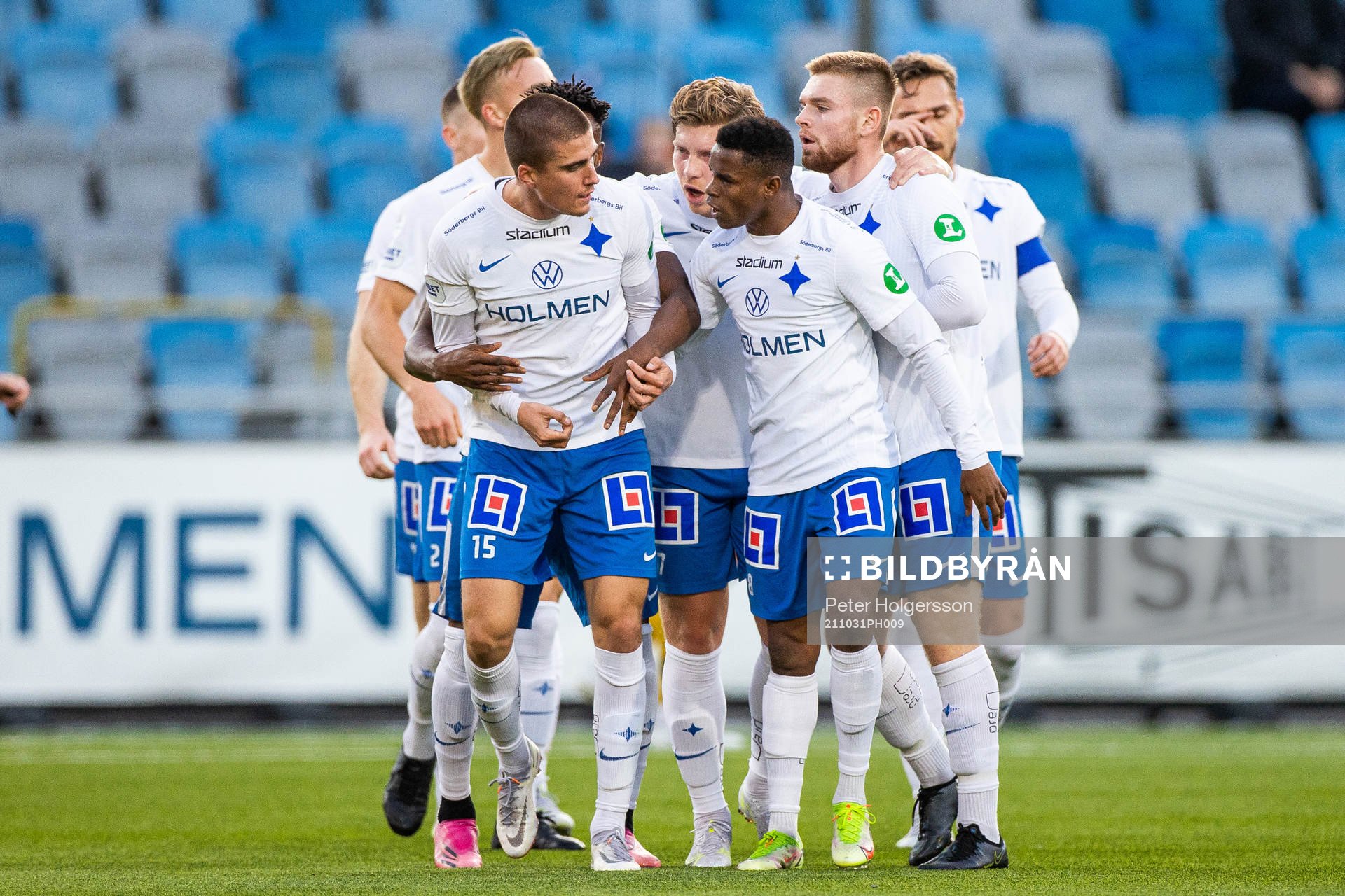 IFK Norrköpings Carl Björk jublar med lagkamrater