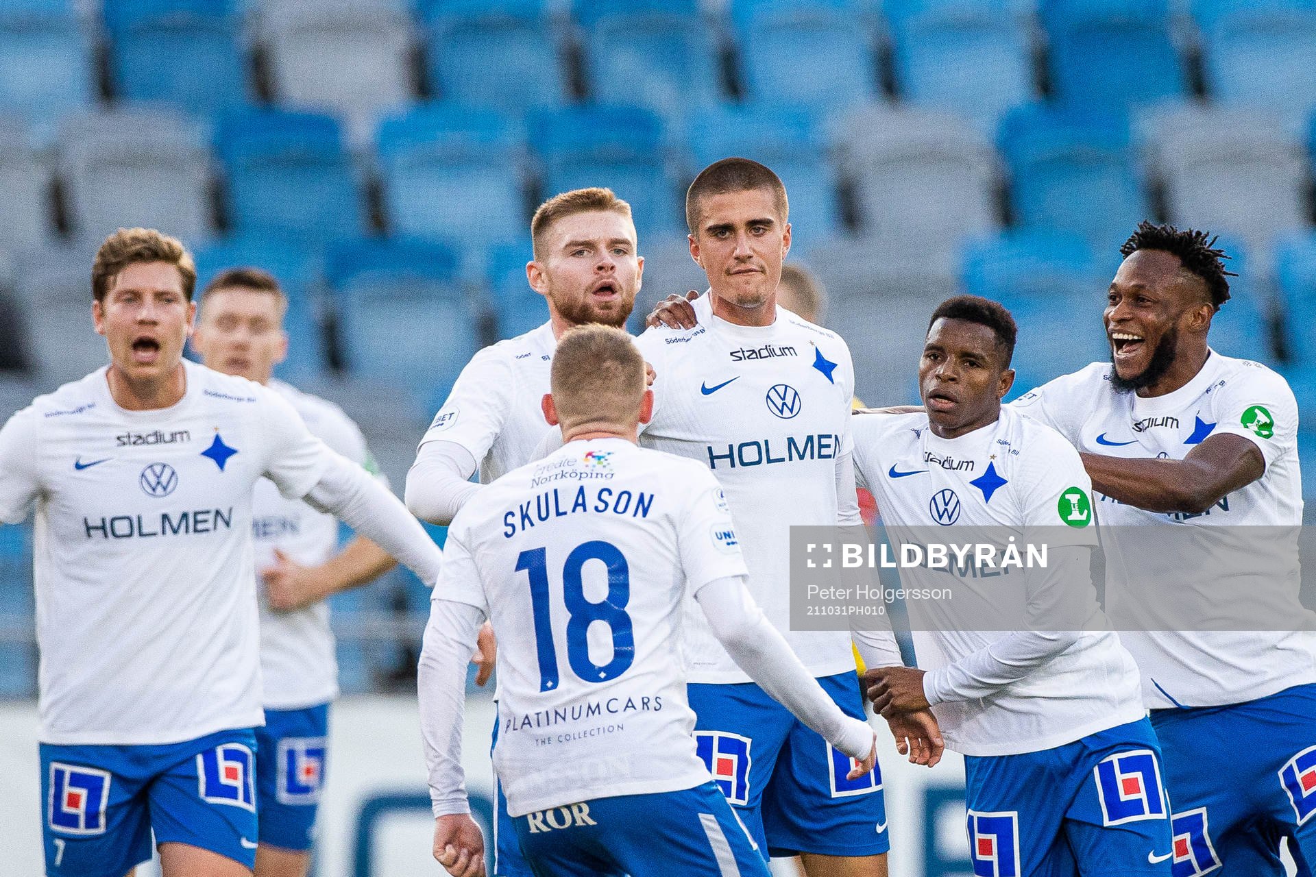 IFK Norrköpings Carl Björk jublar med lagkamrater