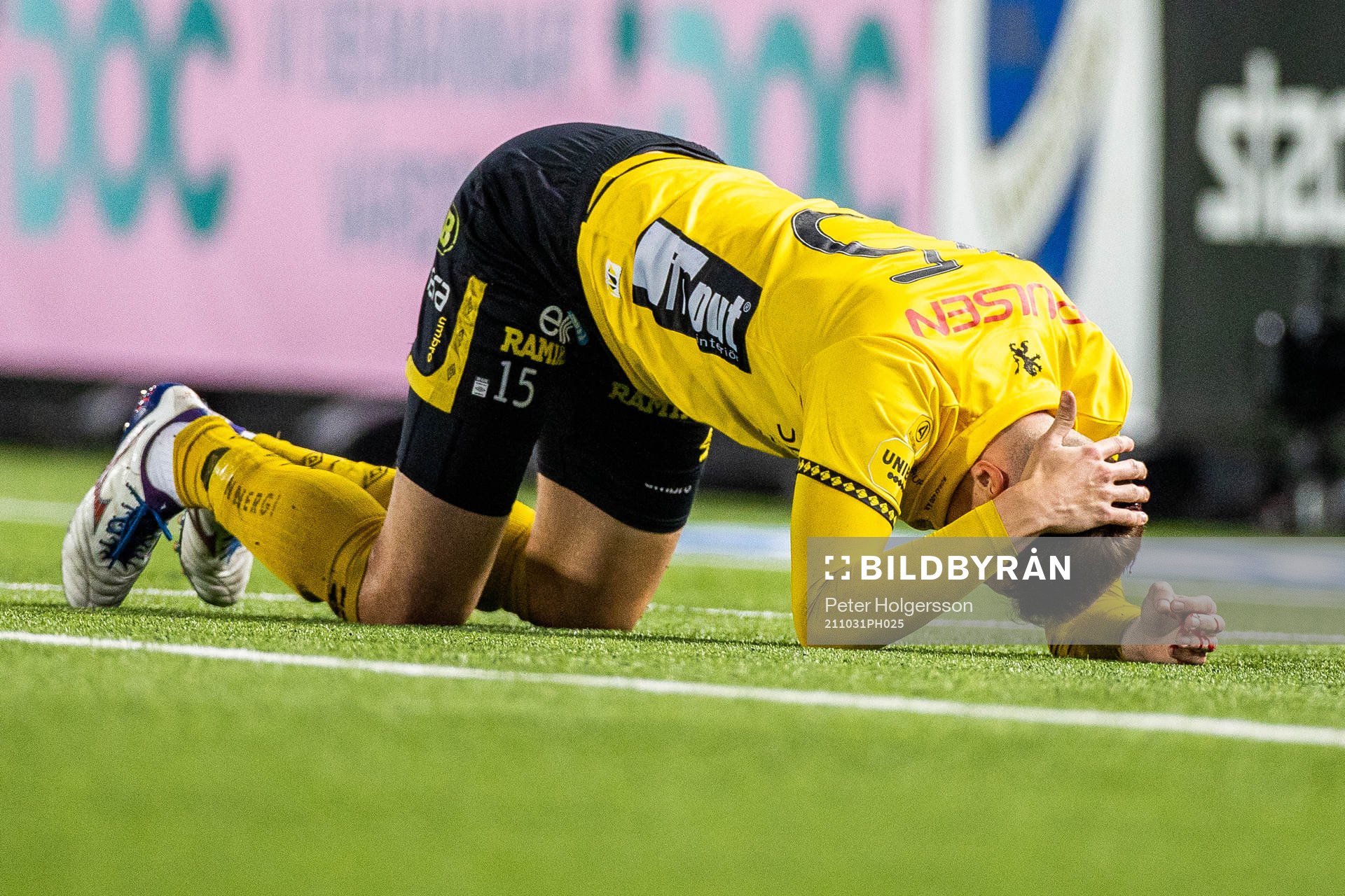 Elfsborgs Leo Väisänen tar sig mot huvudet