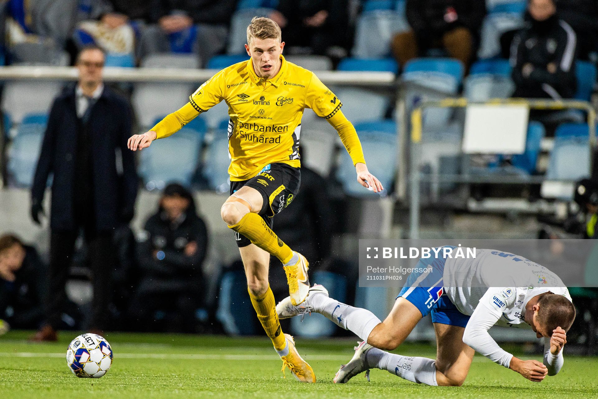 Elfsborgs Alexander Bernhardsson i kamp om bollen med IFK
